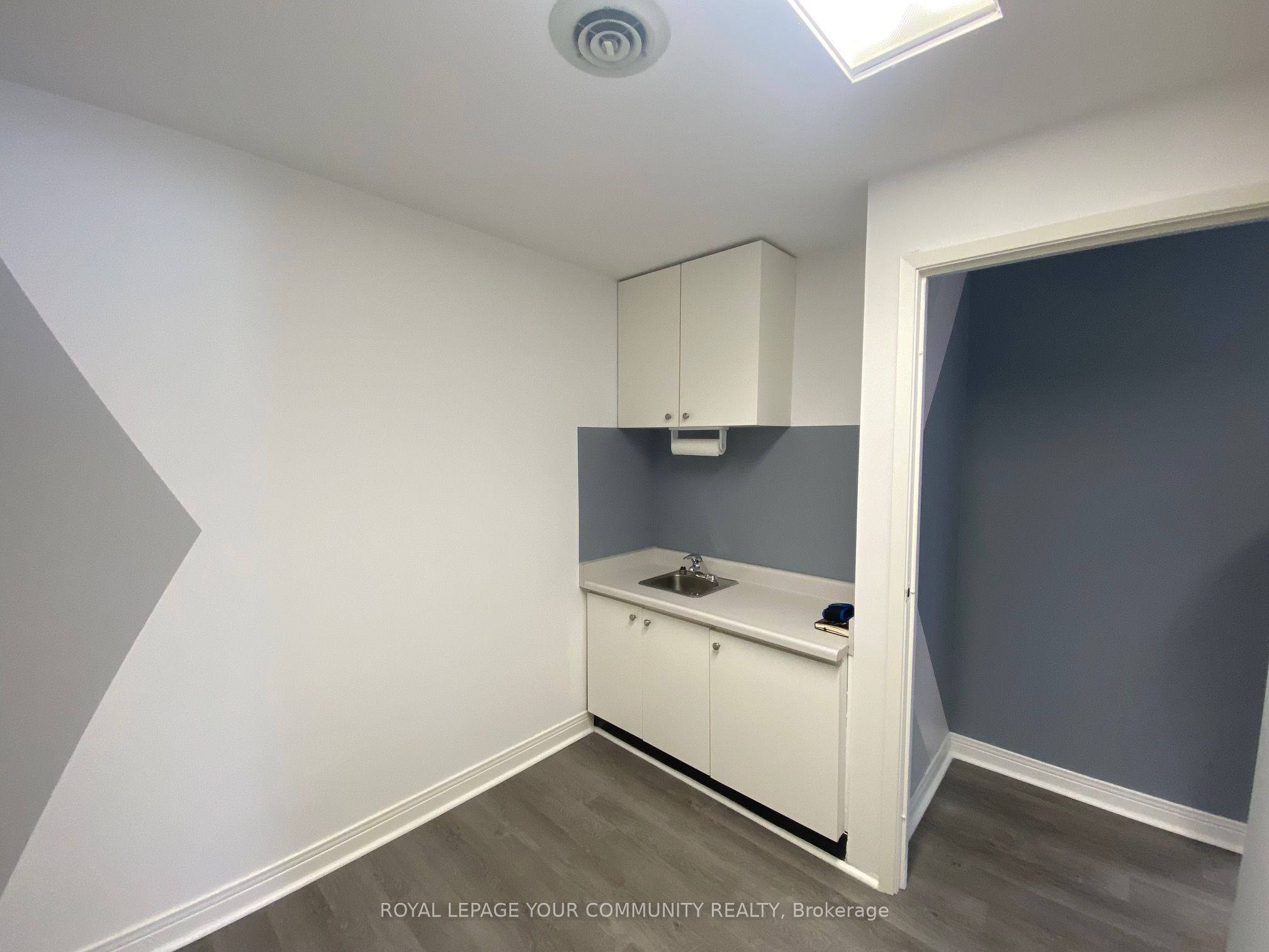 #unit 208 - 2560 Gerrard Street Property Photo 8