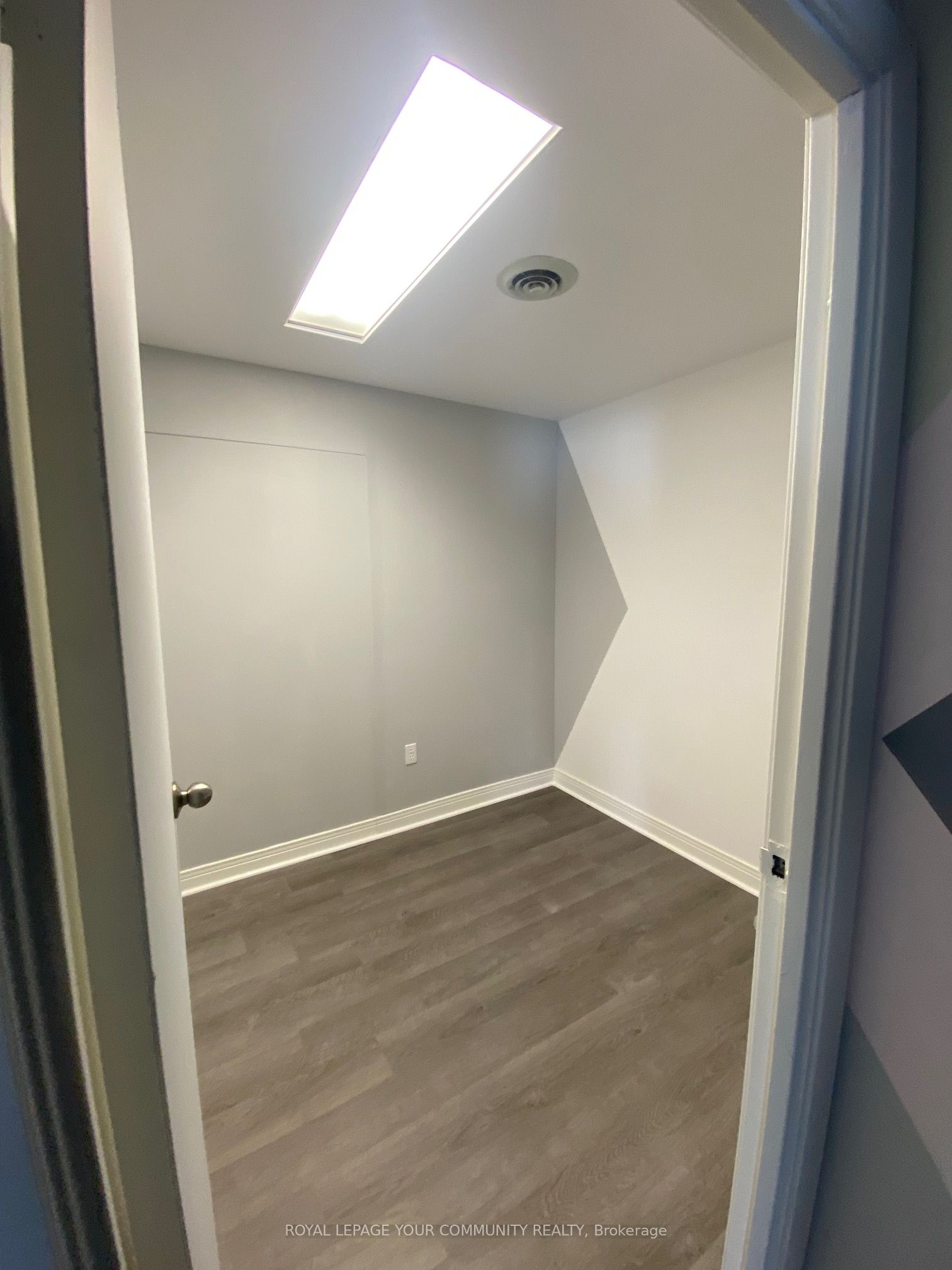 #unit 208 - 2560 Gerrard Street Property Photo 9