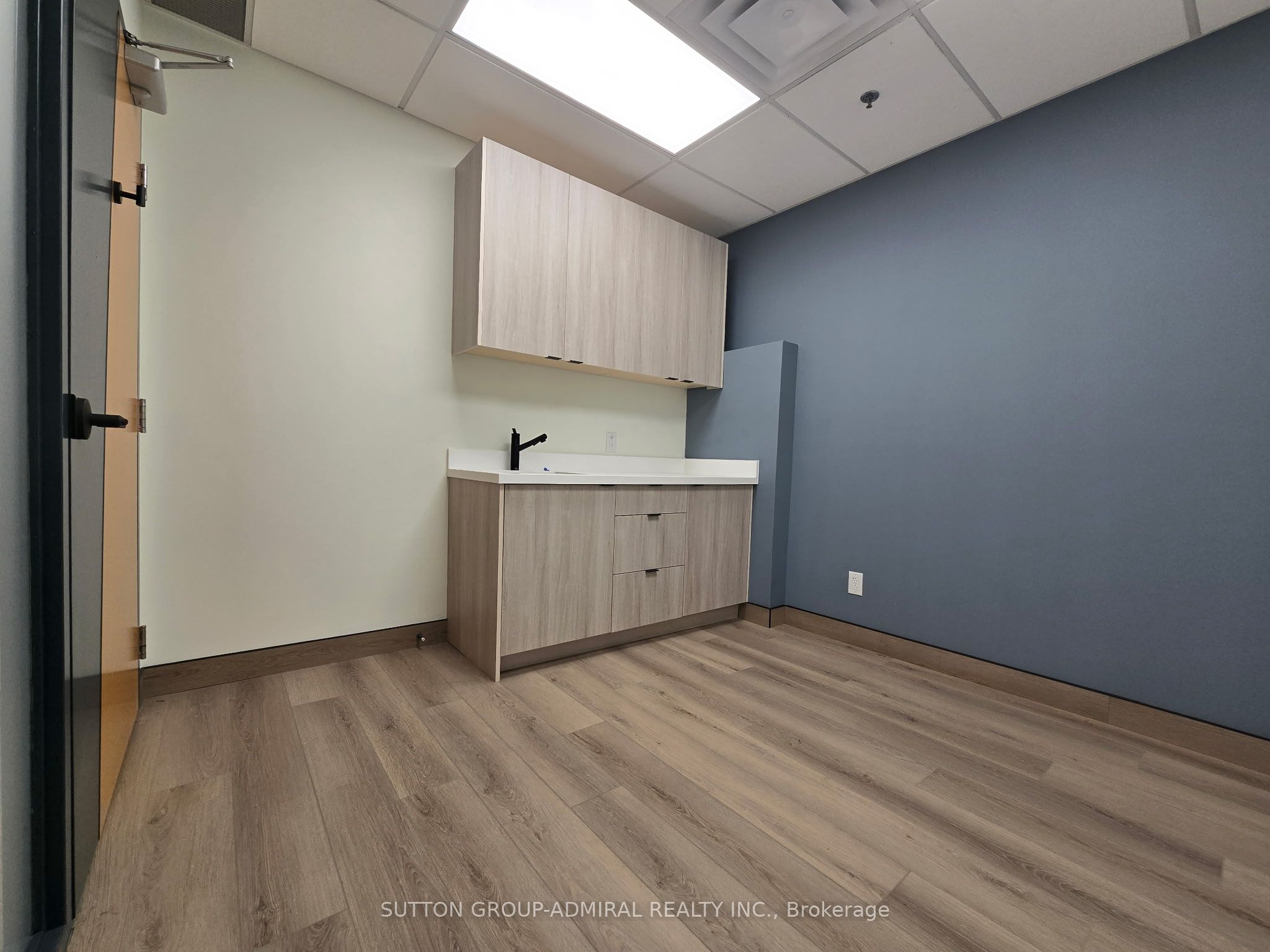 #106 - 617 Victoria Street Property Photo 3