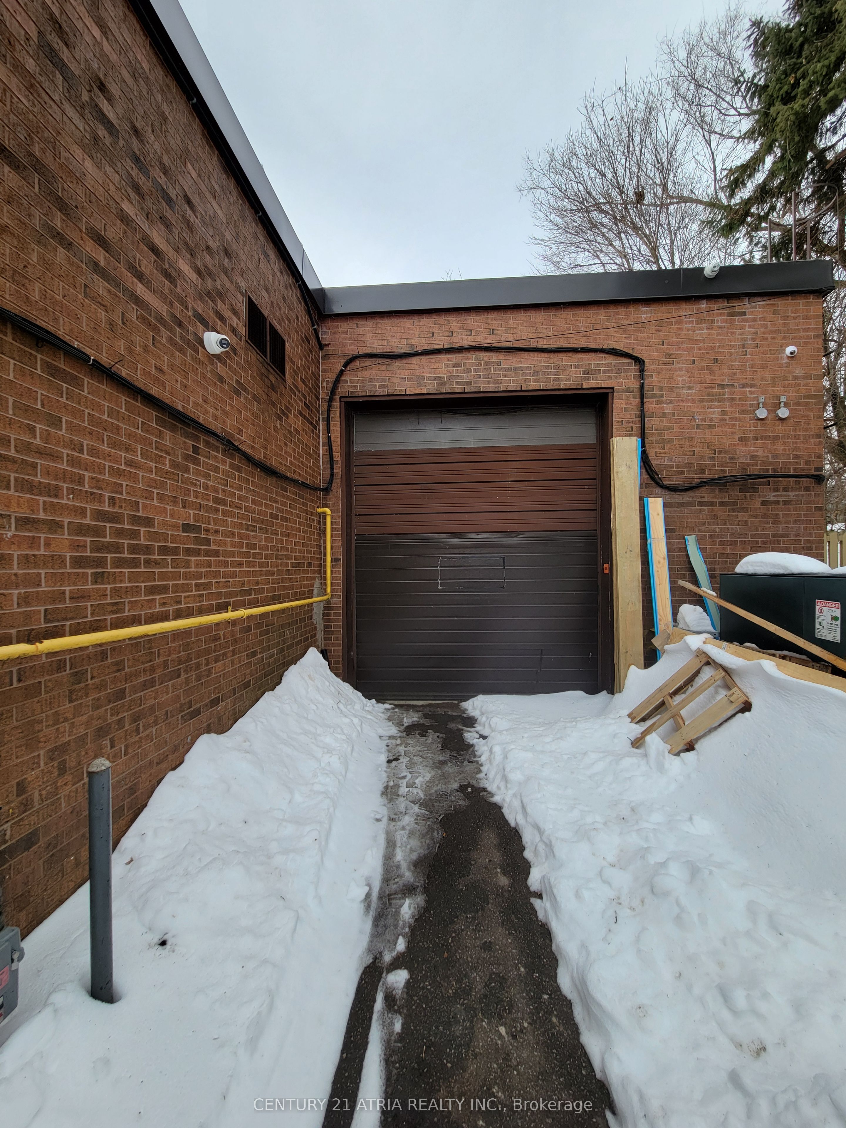 #1 - 1100 Simcoe Street Property Photo 16