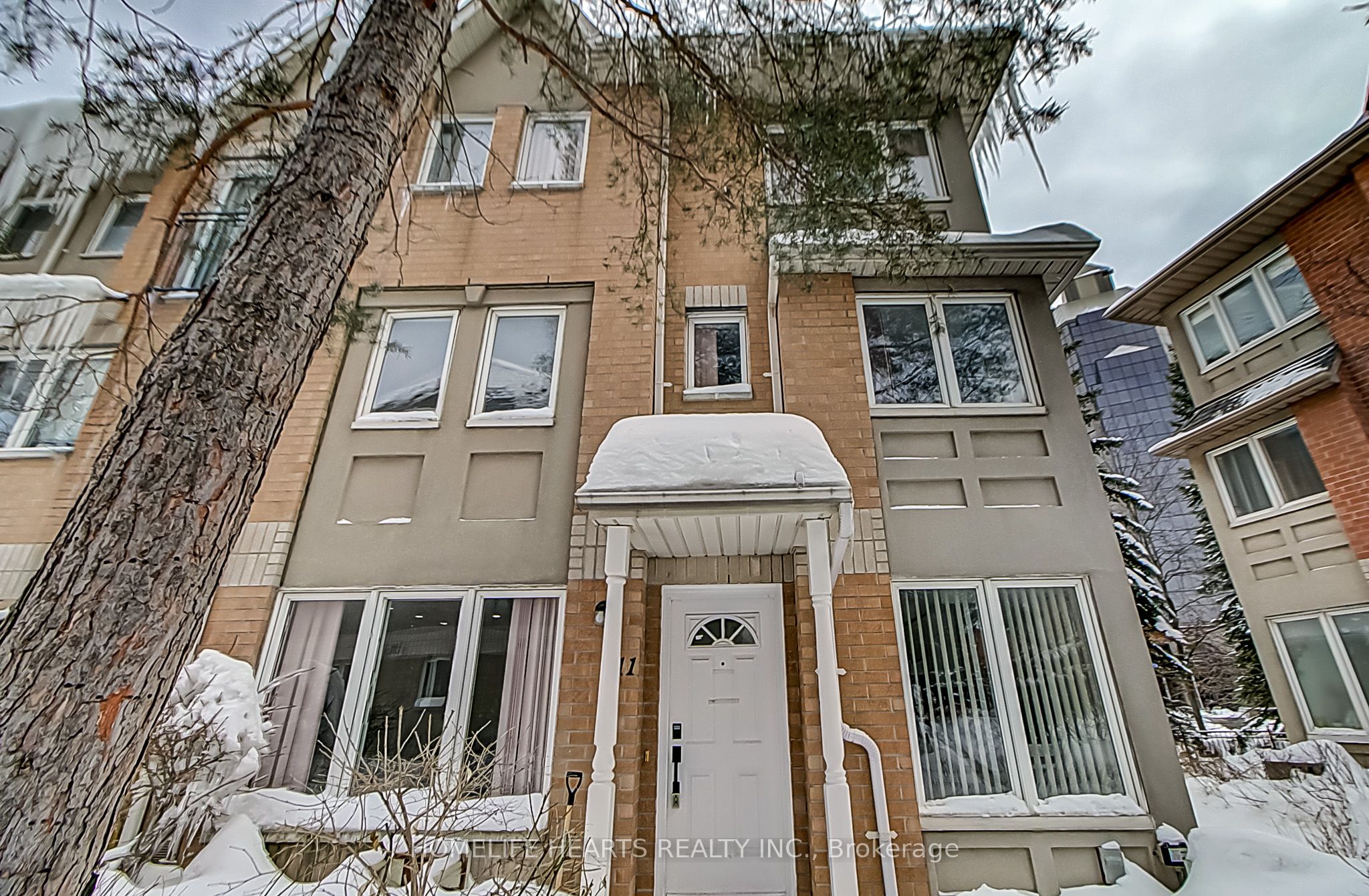 #911 - 29 Rosebank Drive Property Photo 1