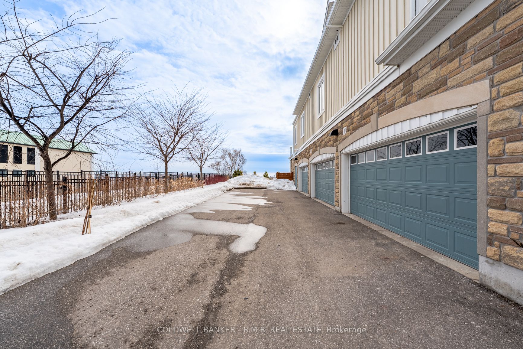 #6g - 305 Lakebreeze Drive Property Photo 45