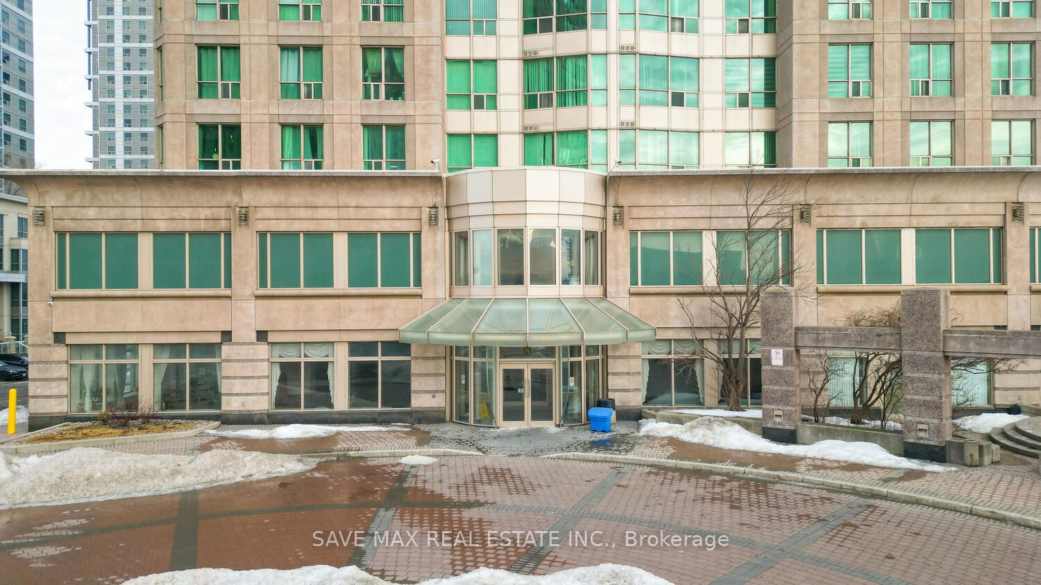 #816 - 8 Lee Centre Drive Property Photo 1