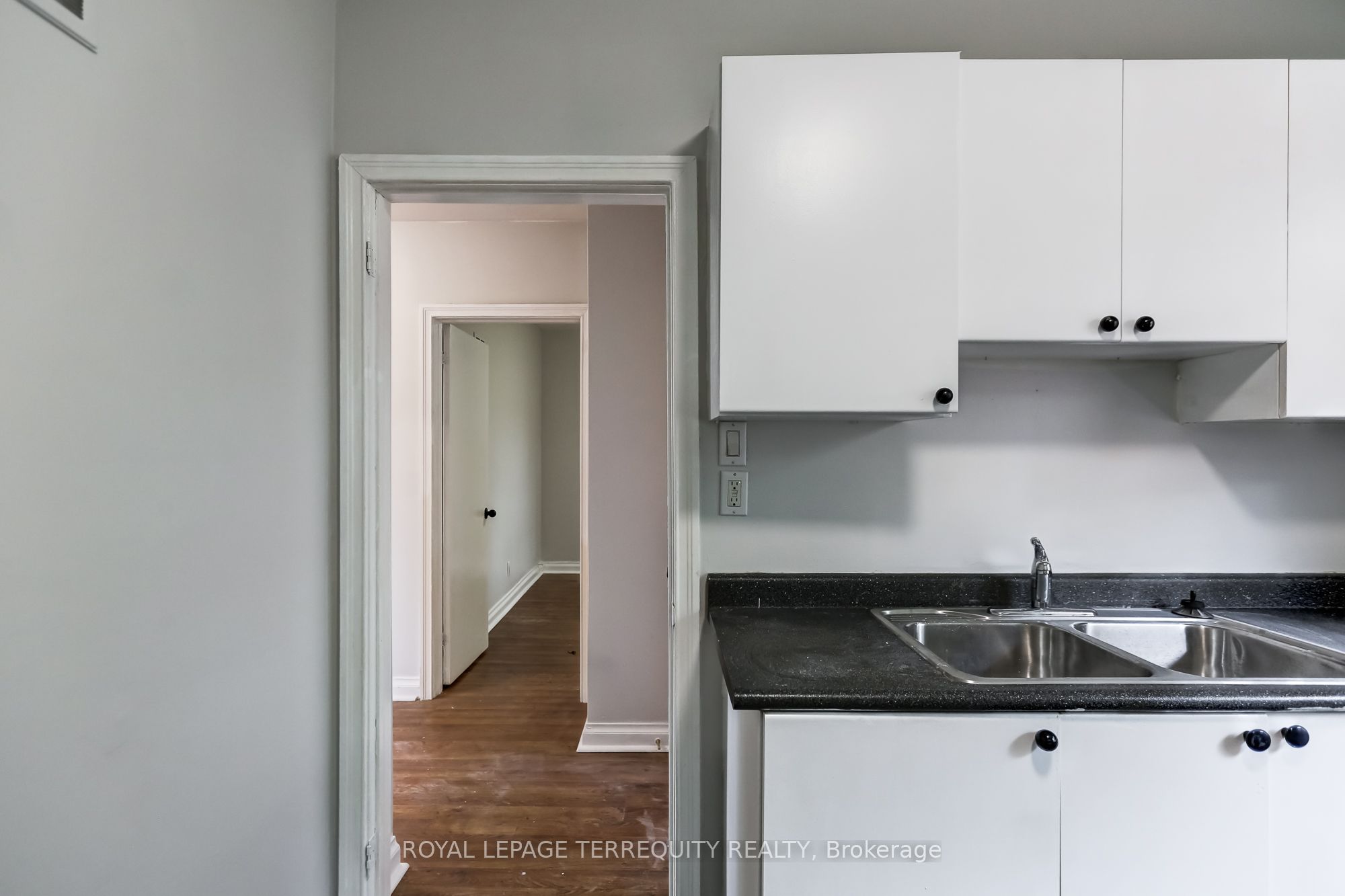 2563 Kingston Road Property Photo 9