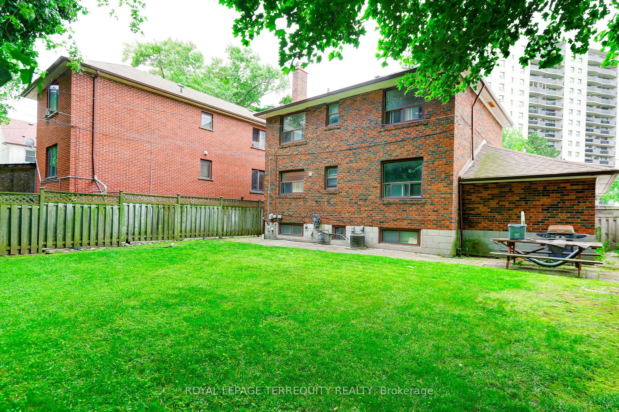 2563 Kingston Road Property Photo 17