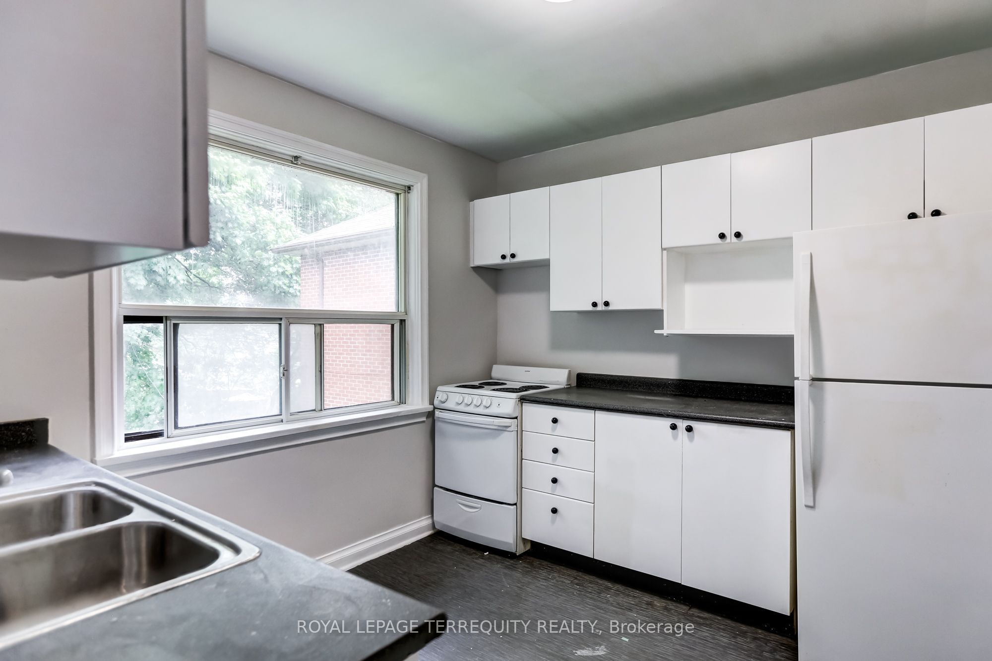 2563 Kingston Road Property Photo 24