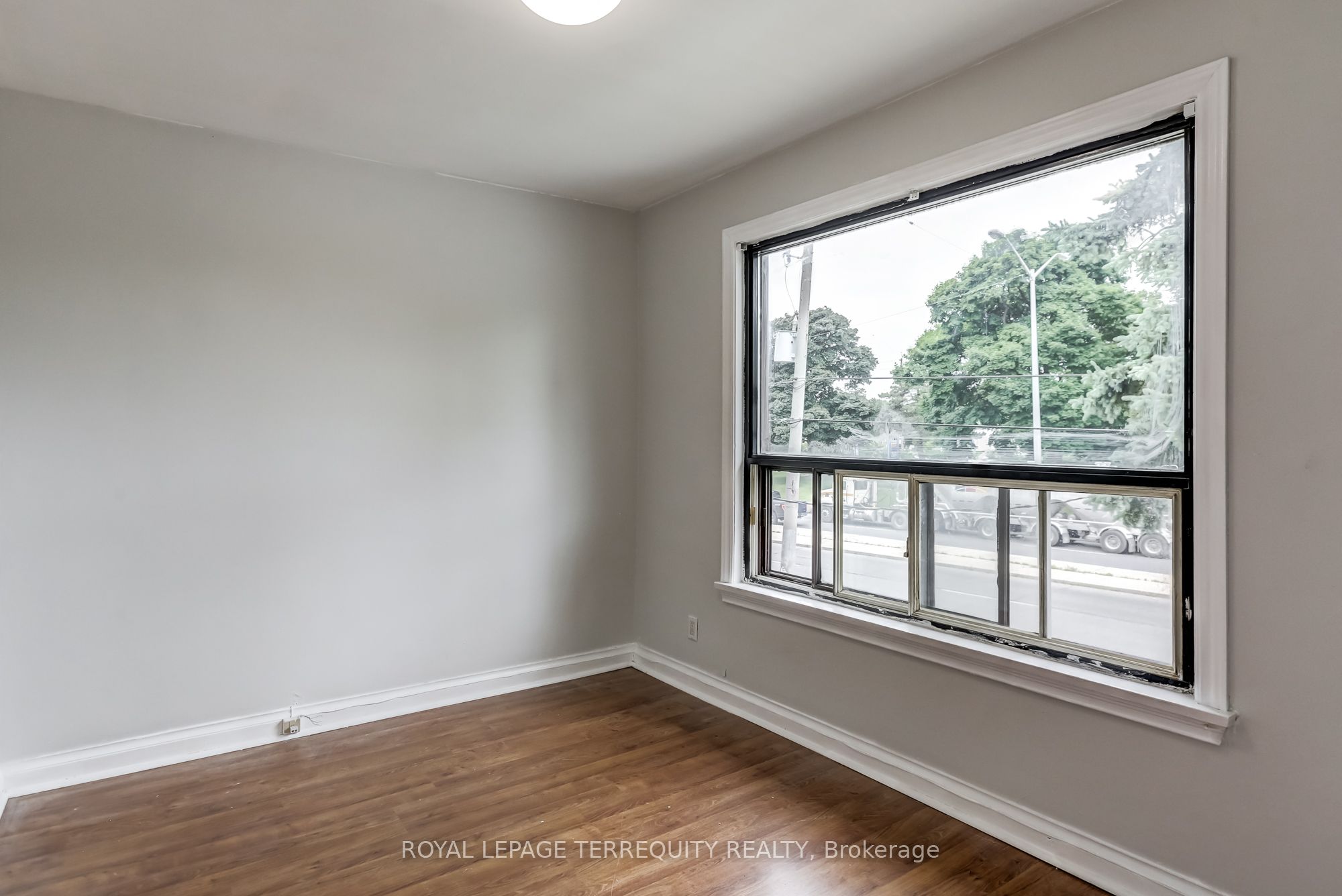 2563 Kingston Road Property Photo 30