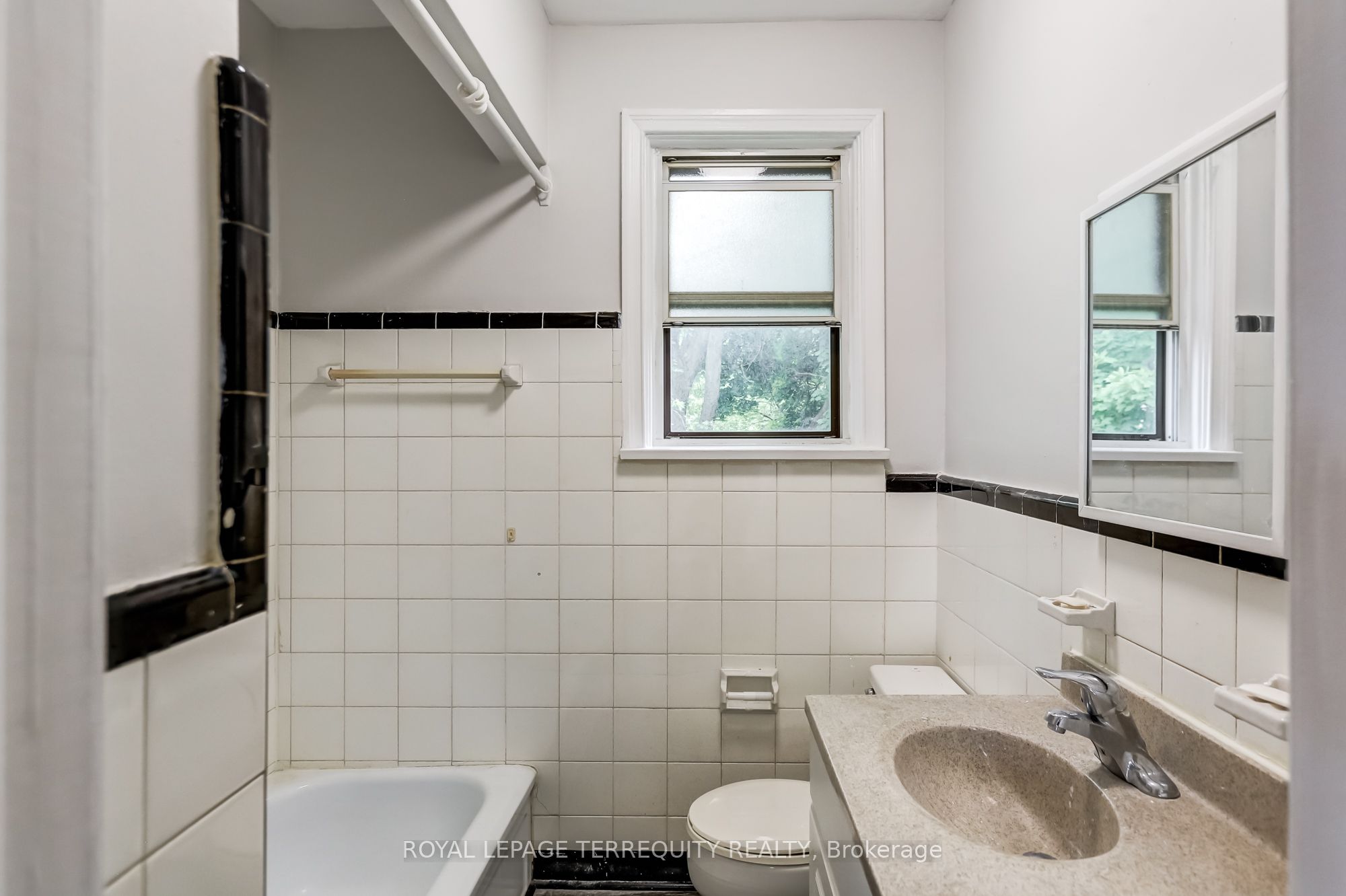 2563 Kingston Road Property Photo 32