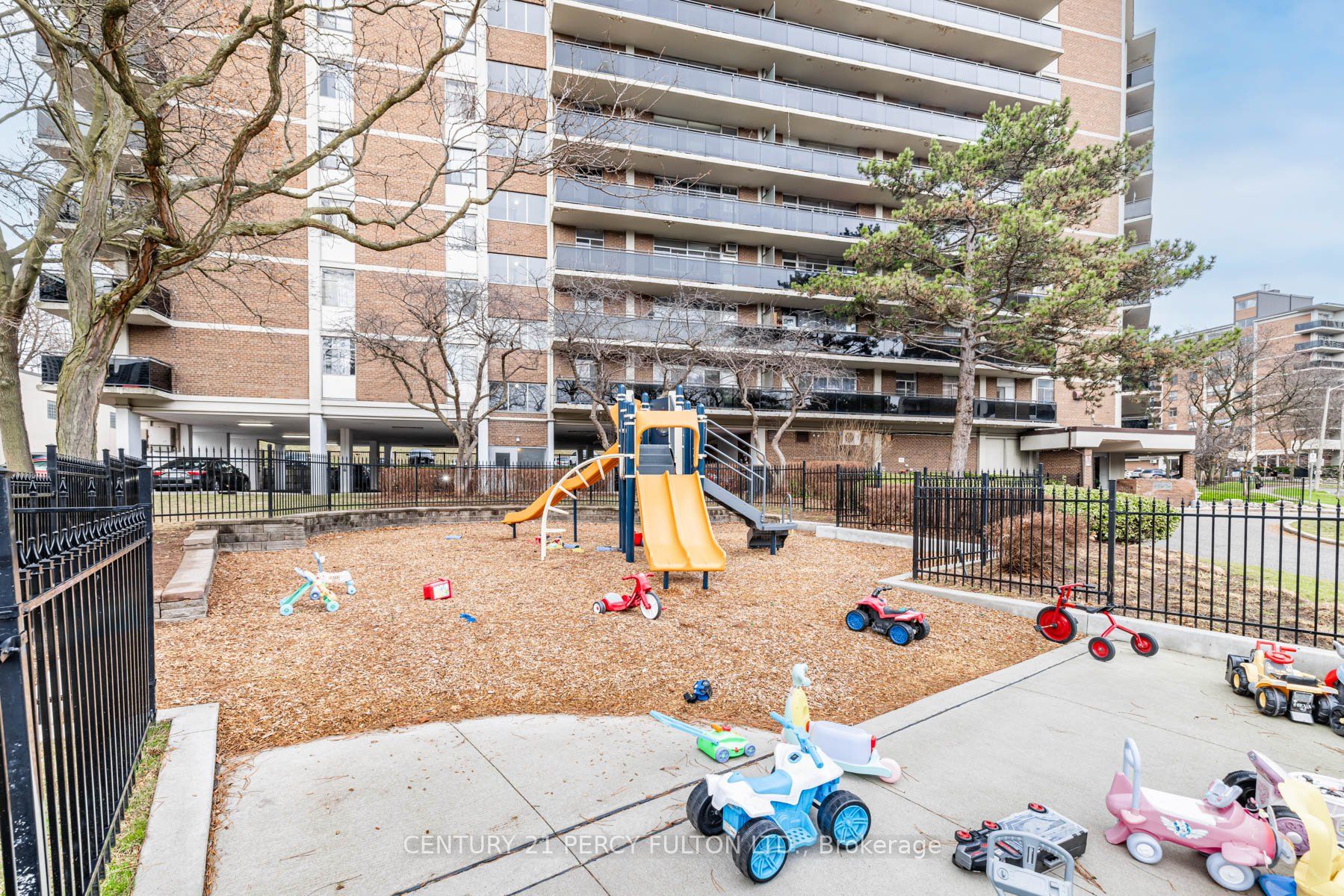 #409 - 2 Park Vista Drive Property Photo 2