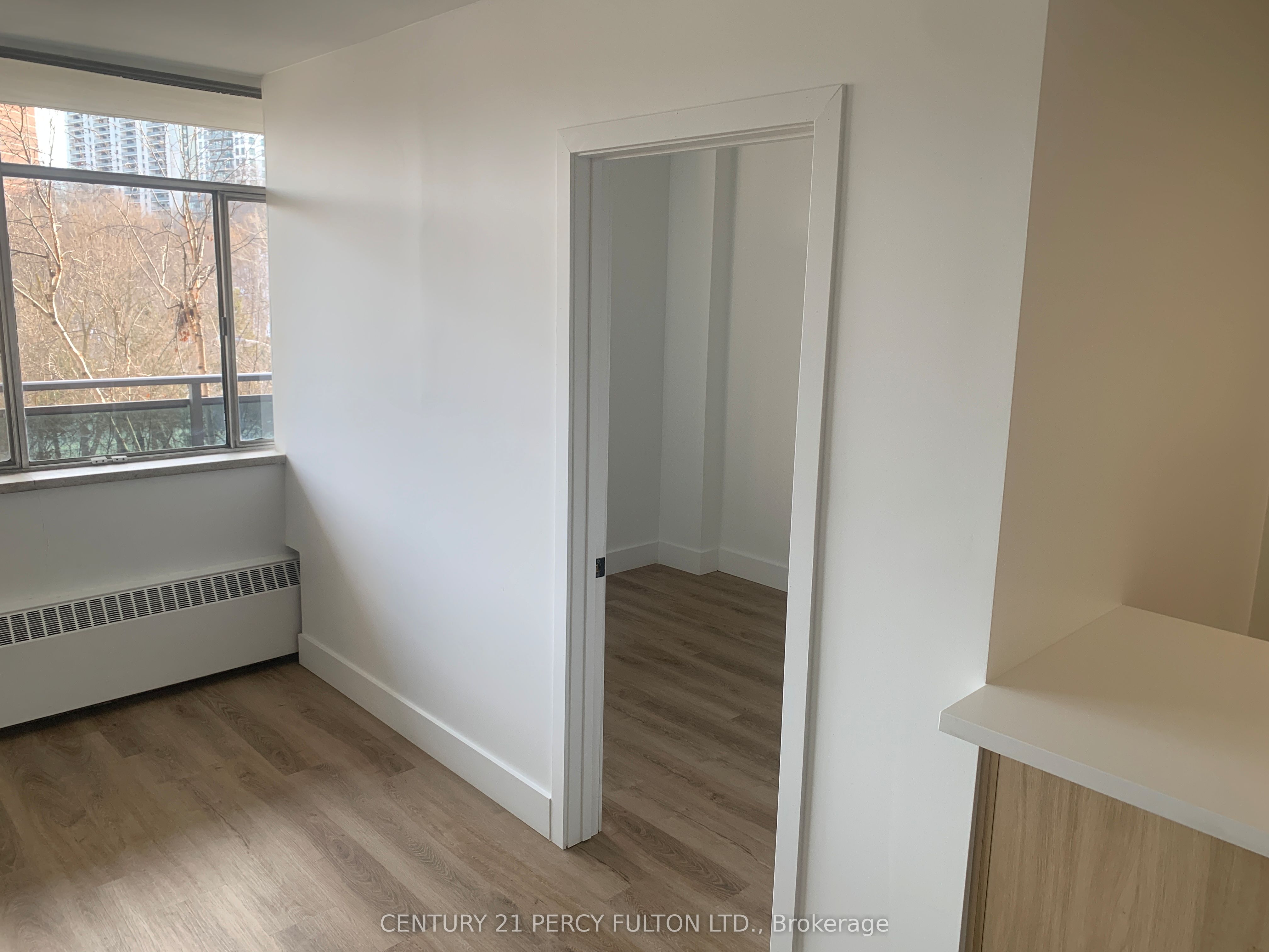 #409 - 2 Park Vista Drive Property Photo 6