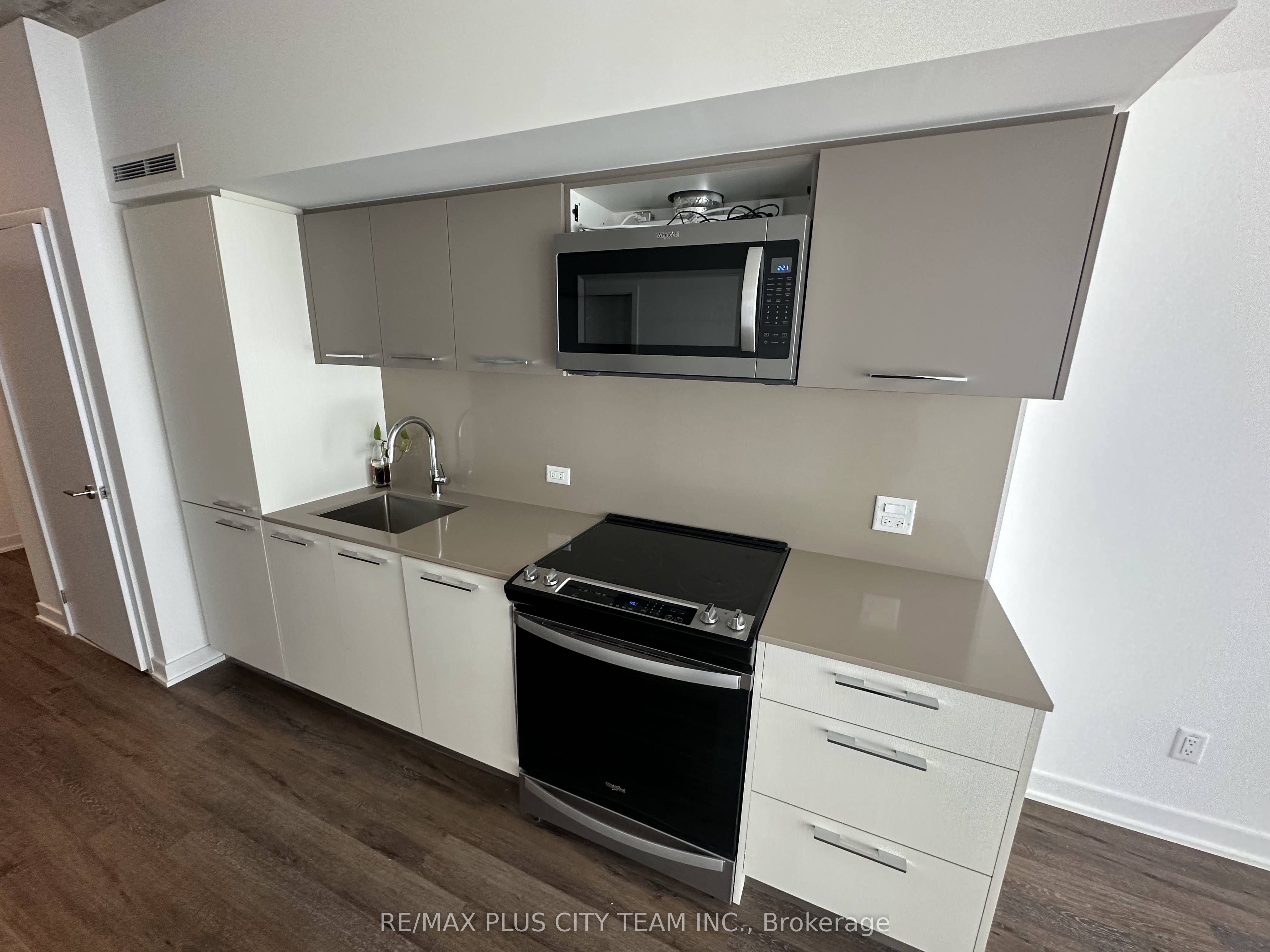 #811 - 45 Baseball Place Property Photo 6