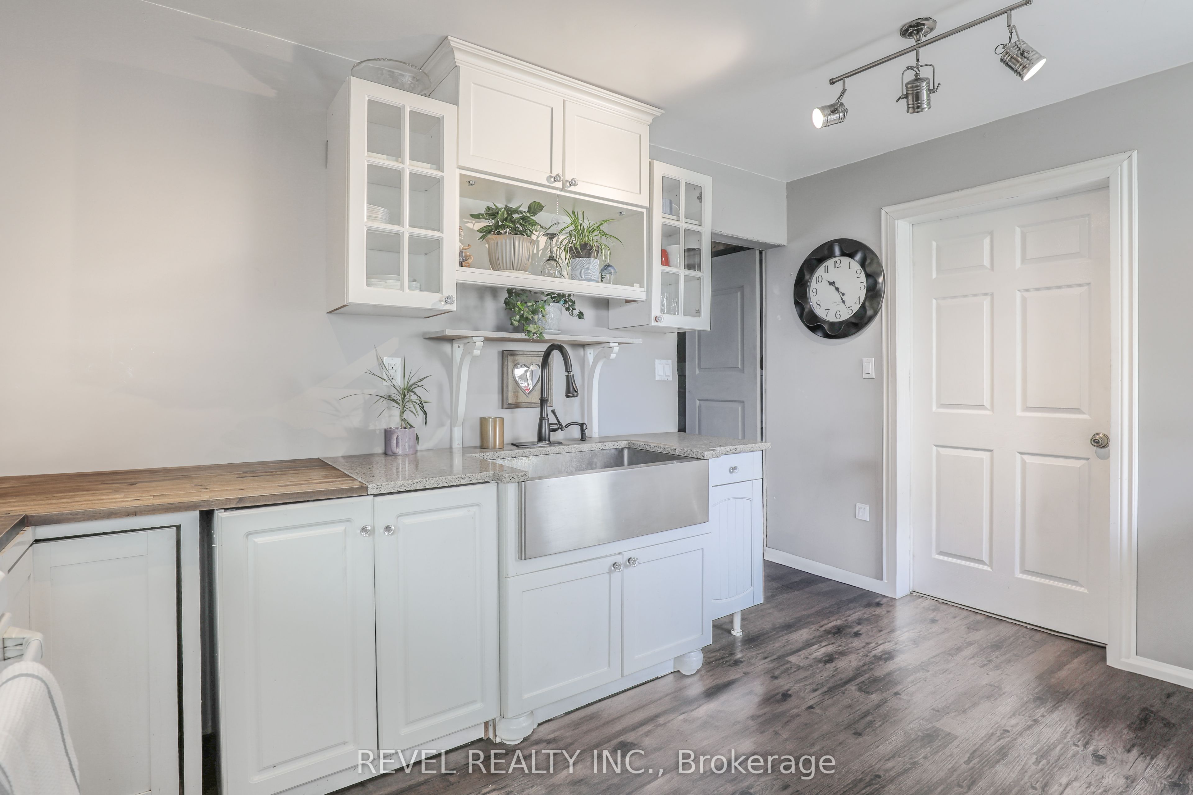 16121 Island Rd Property Photo 4