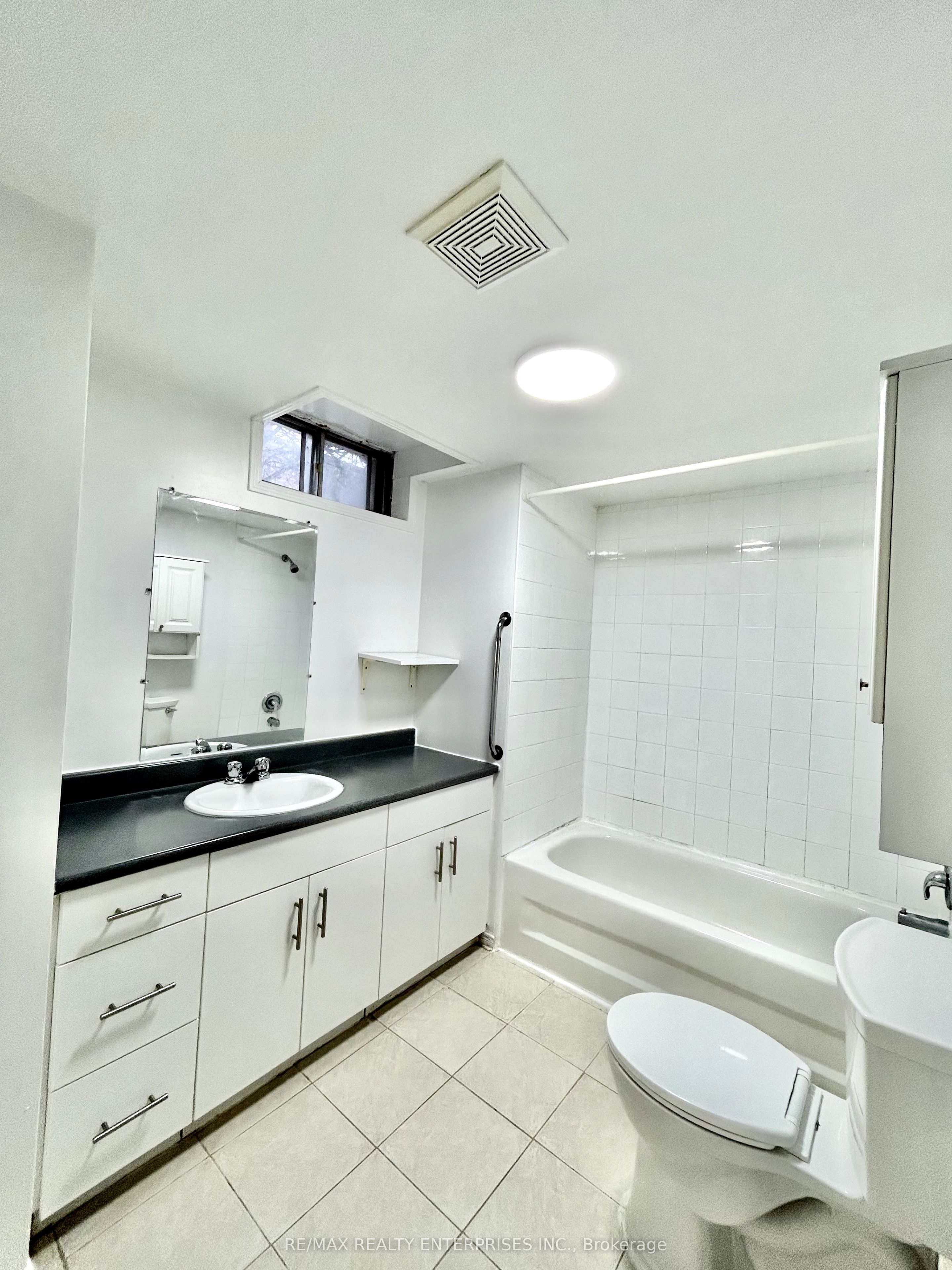 220 Hupfield Trail Property Photo 4