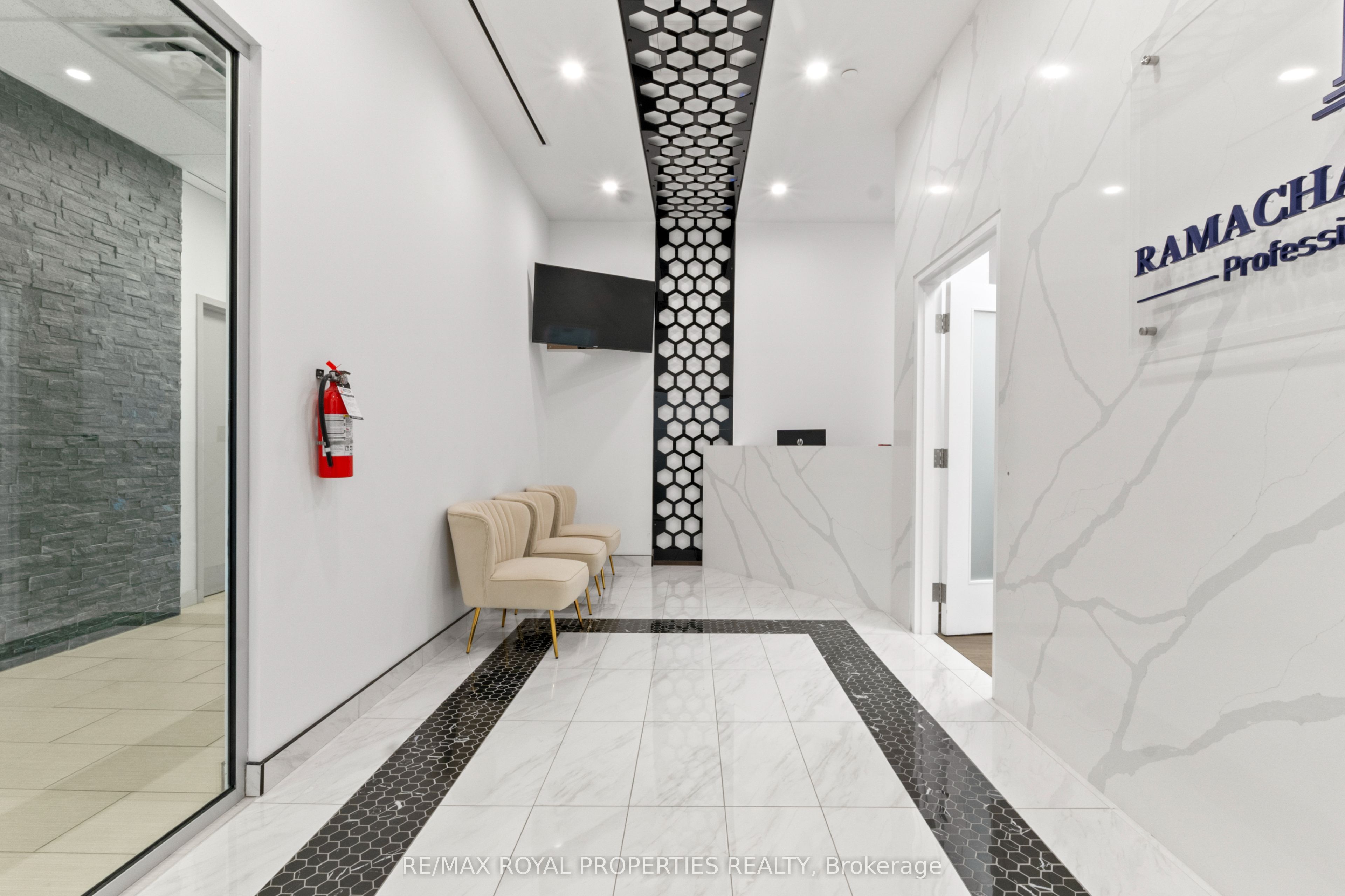 #403 - 300 Rossland Road Property Photo 4