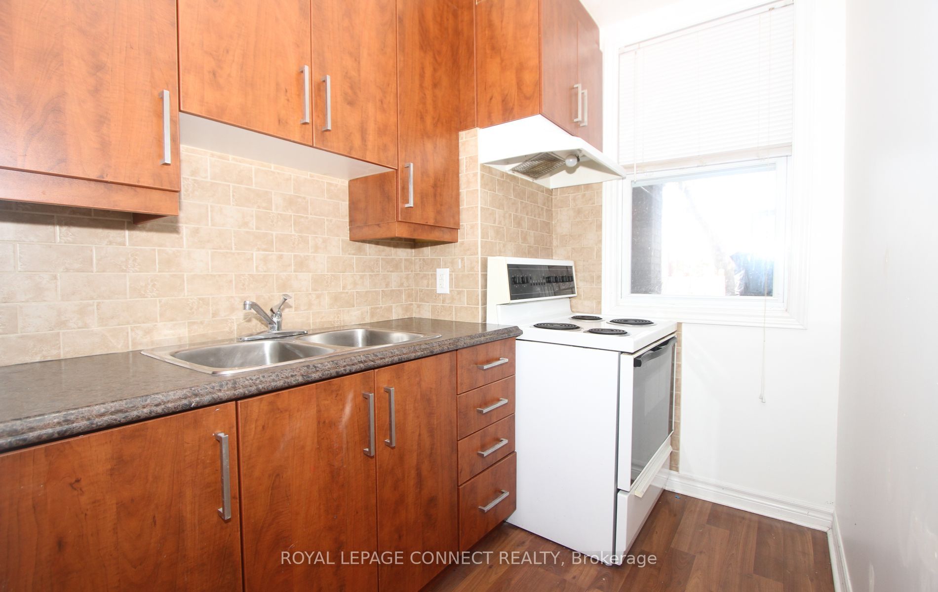 1229a Woodbine Main Floor Avenue Property Photo 6