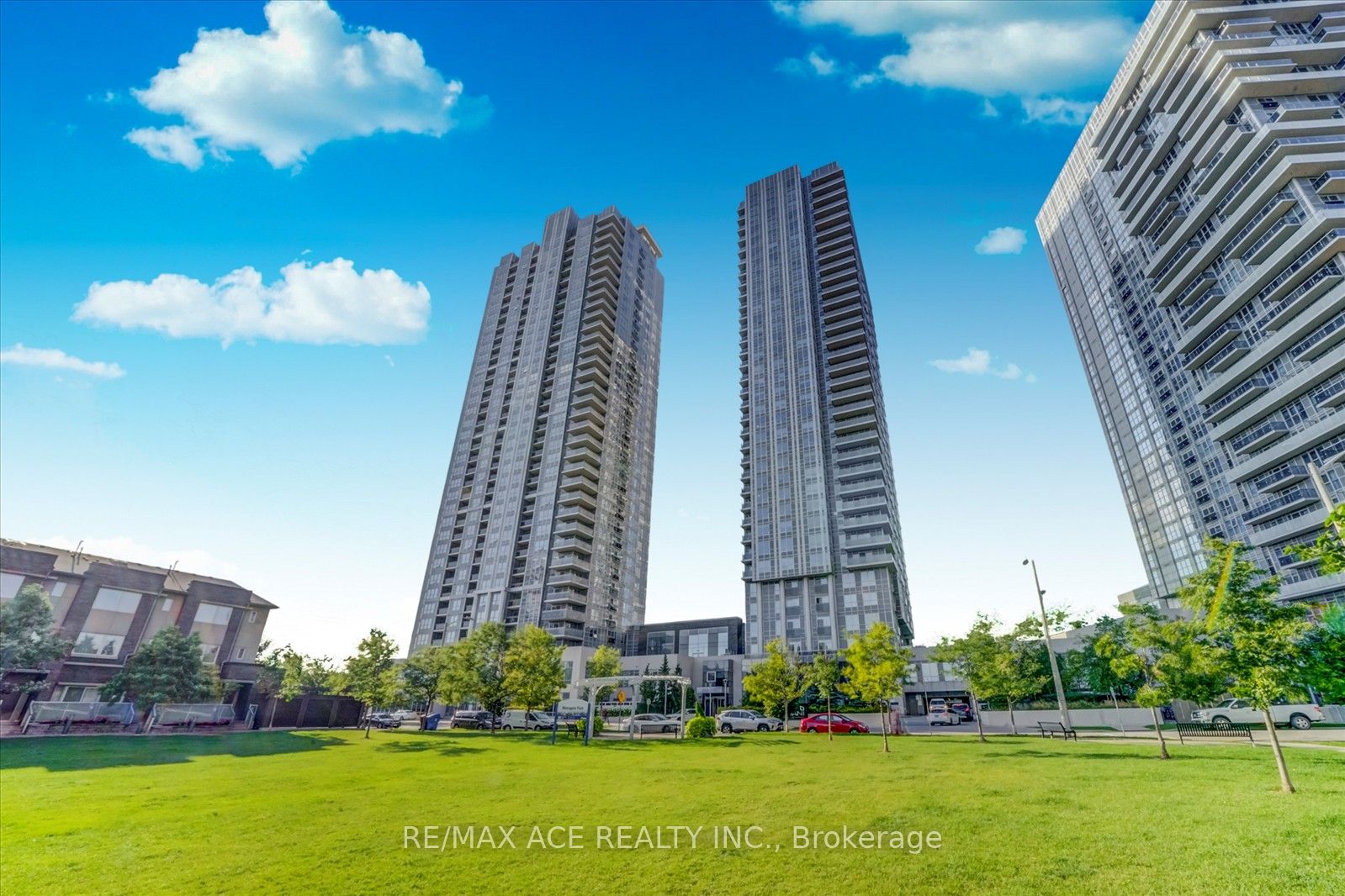 #420 - 275 Village Green Square Property Photo 1