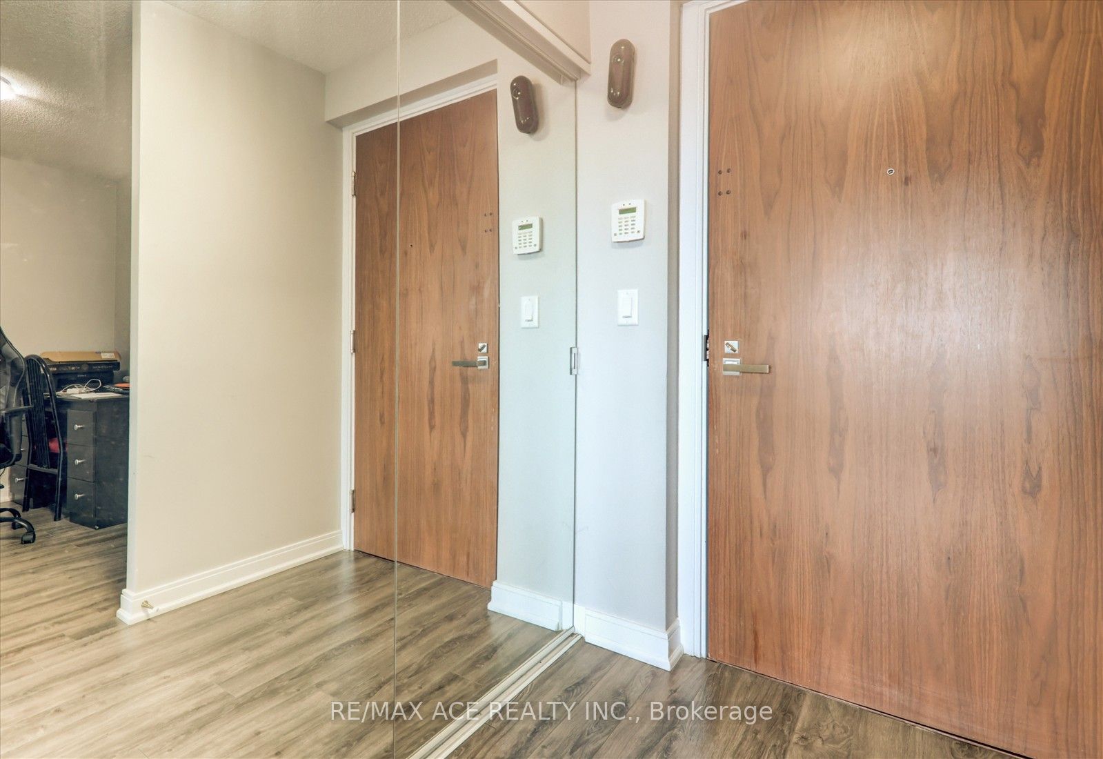 #420 - 275 Village Green Square Property Photo 5