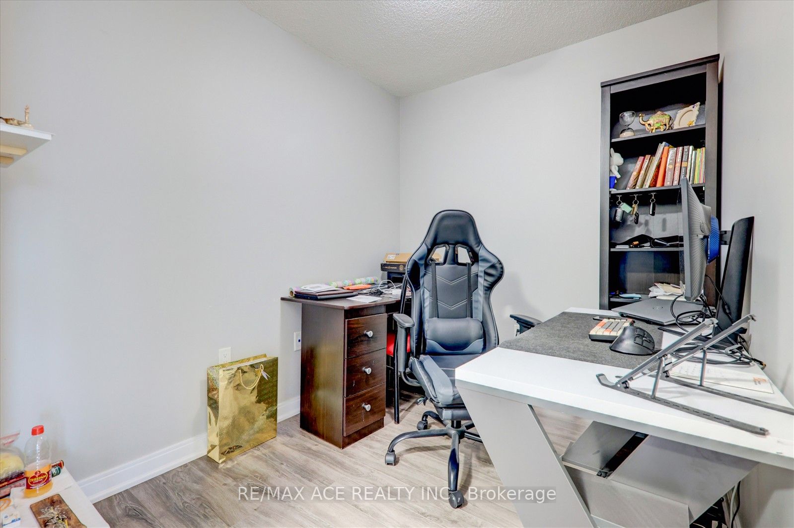 #420 - 275 Village Green Square Property Photo 6