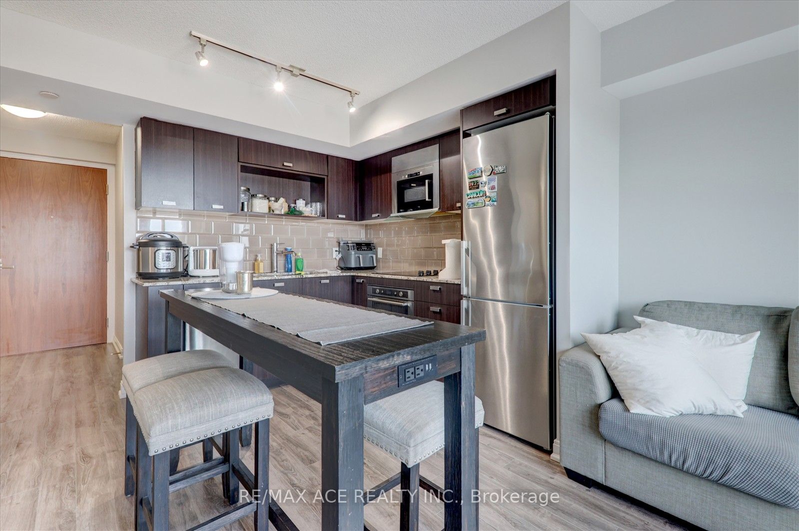 #420 - 275 Village Green Square Property Photo 8