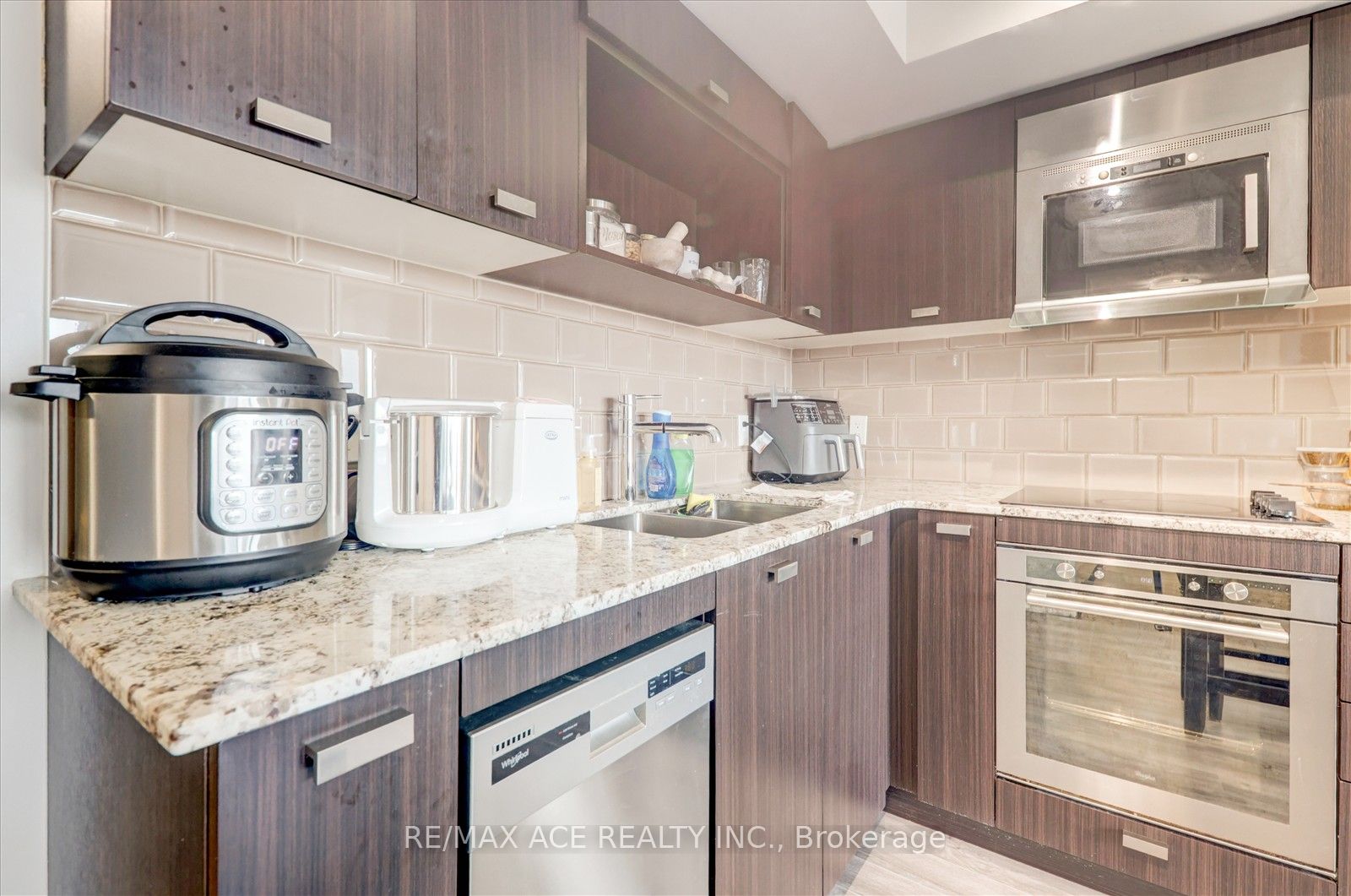#420 - 275 Village Green Square Property Photo 10