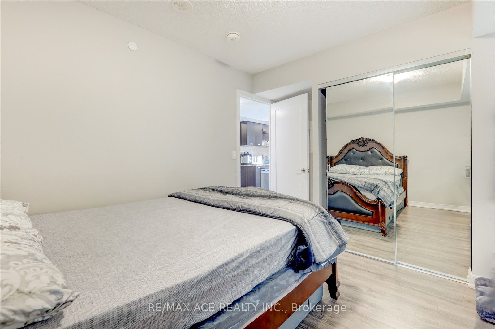 #420 - 275 Village Green Square Property Photo 16