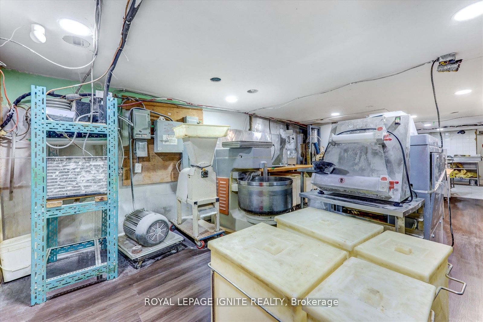 2398 Eglinton Avenue Property Photo 28