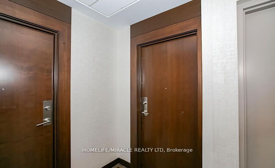 #ph20 - 181 Village Green Square Property Photo 11