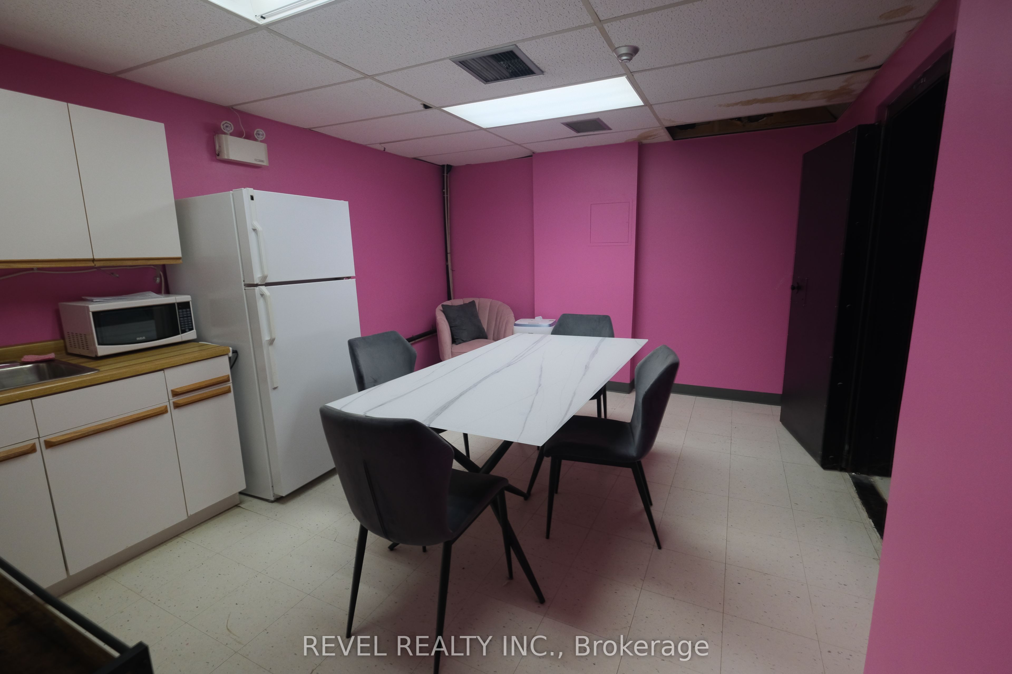 350 Wentworth Street E 1b Property Photo 9