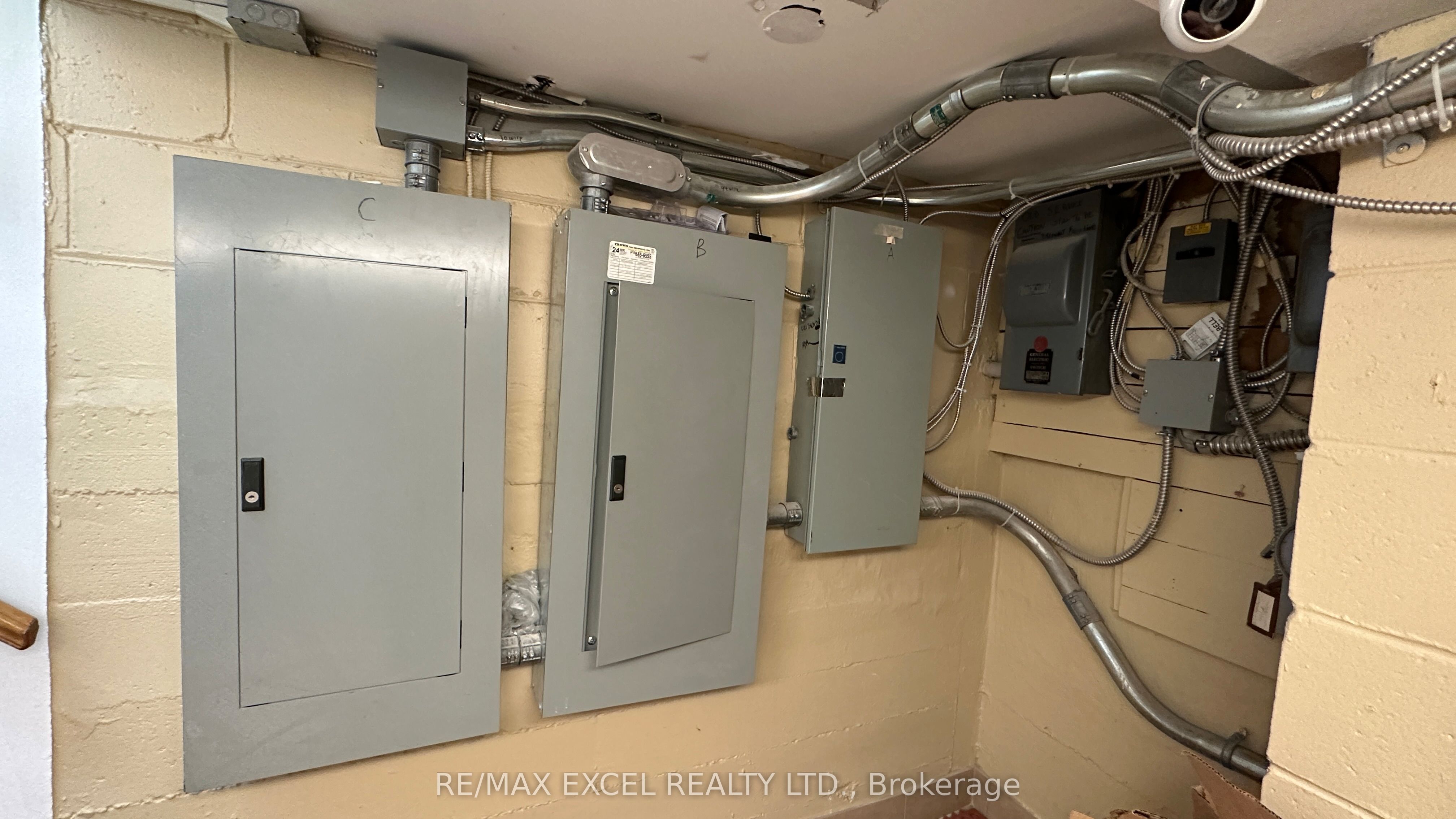 1041 Coxwell Avenue Property Photo 9