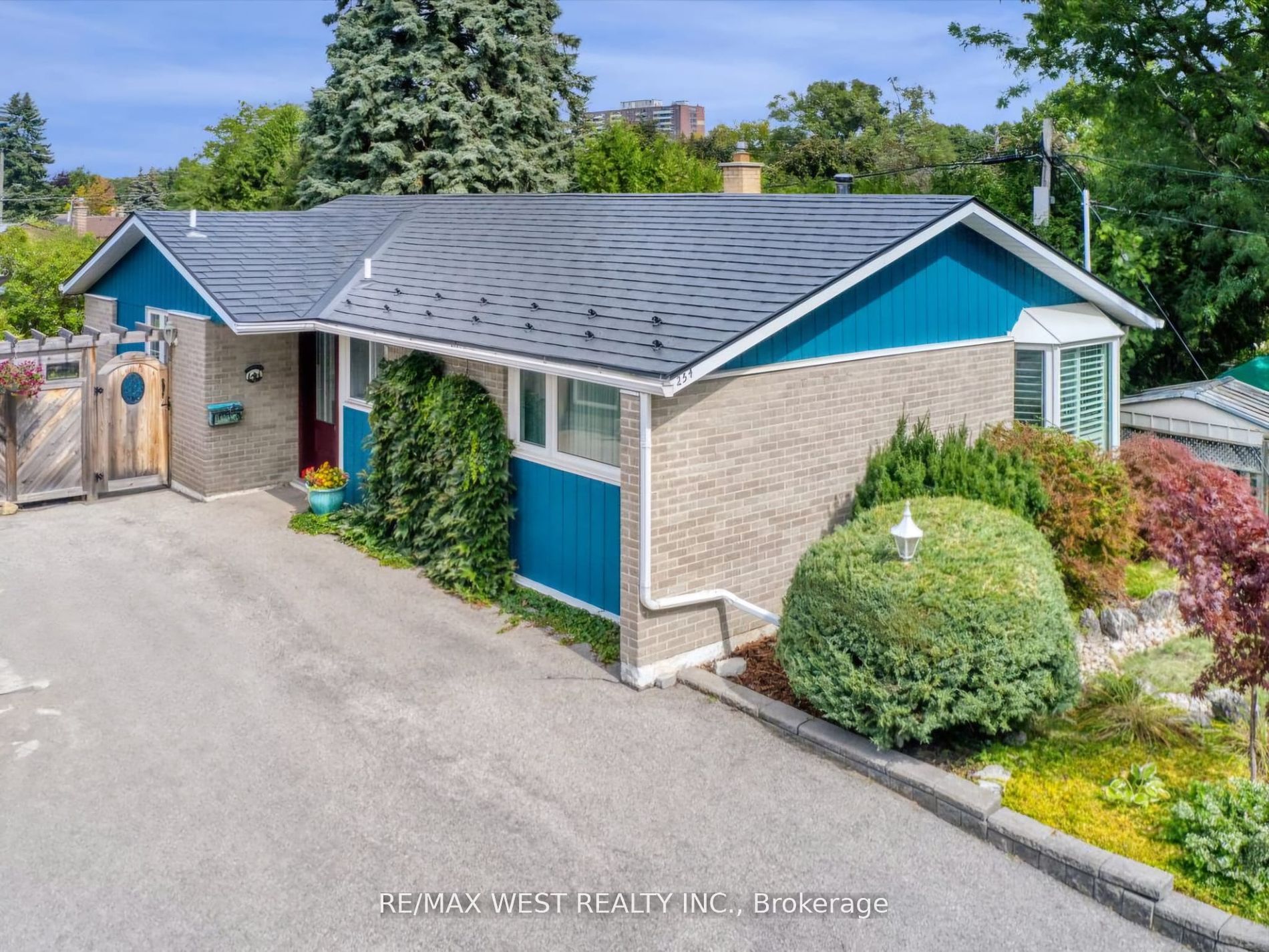 254 Confederation Drive Property Photo