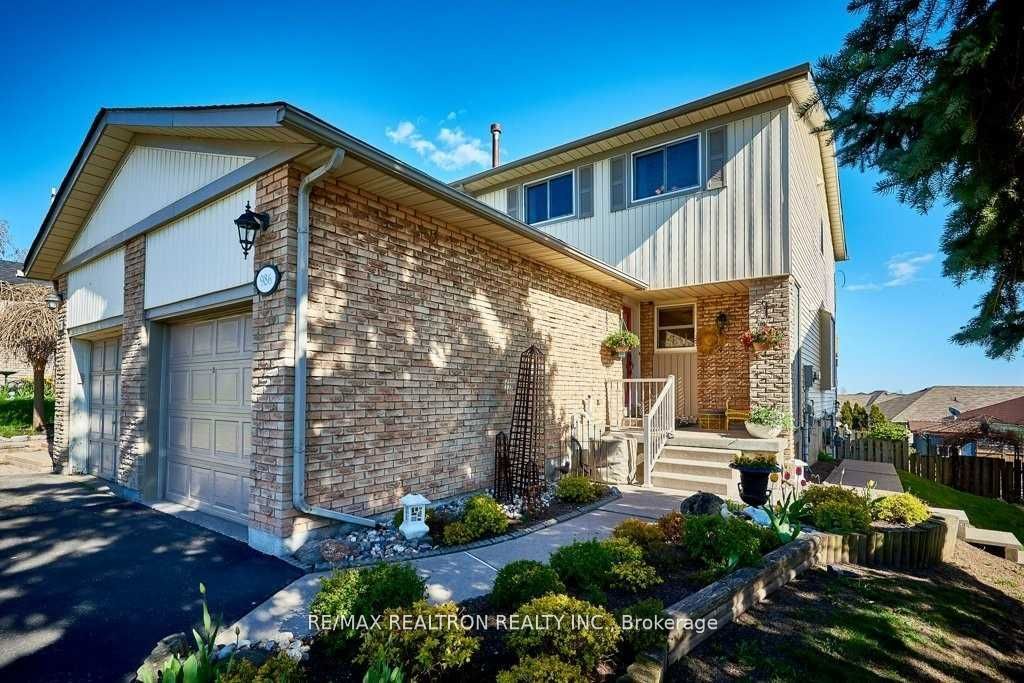 #upper - 986 Southgate Drive Property Photo 1