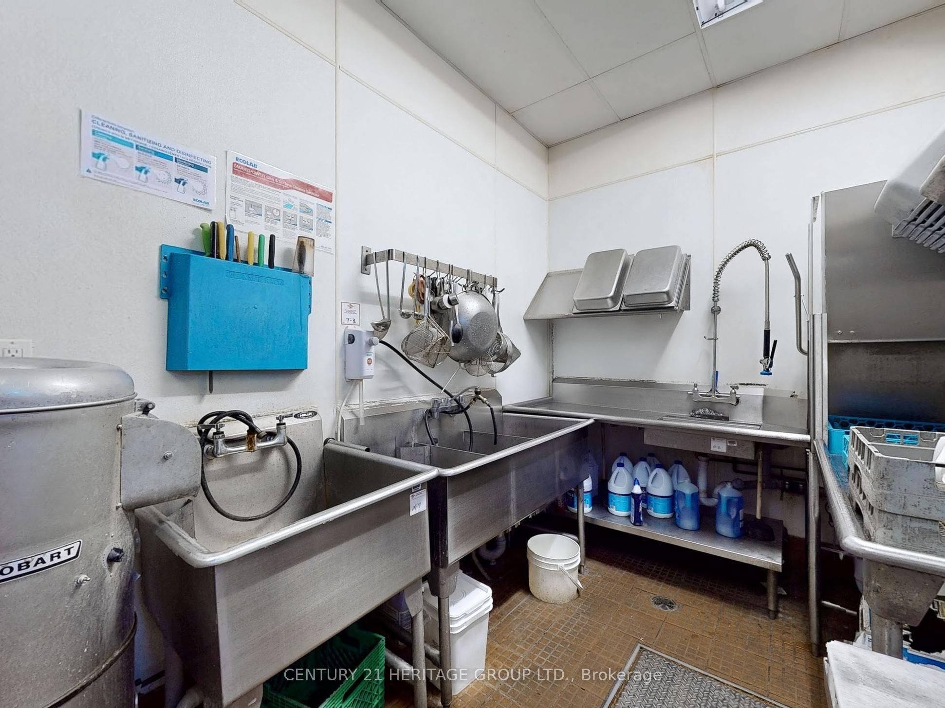 6015 Steeles Avenue Property Photo 25
