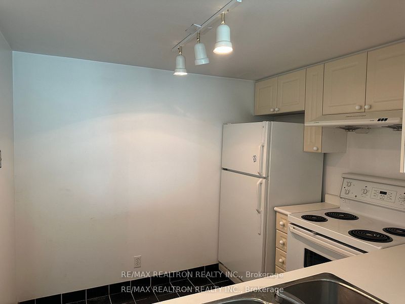 #2003 - 8 Lee Centre Drive Property Photo 9