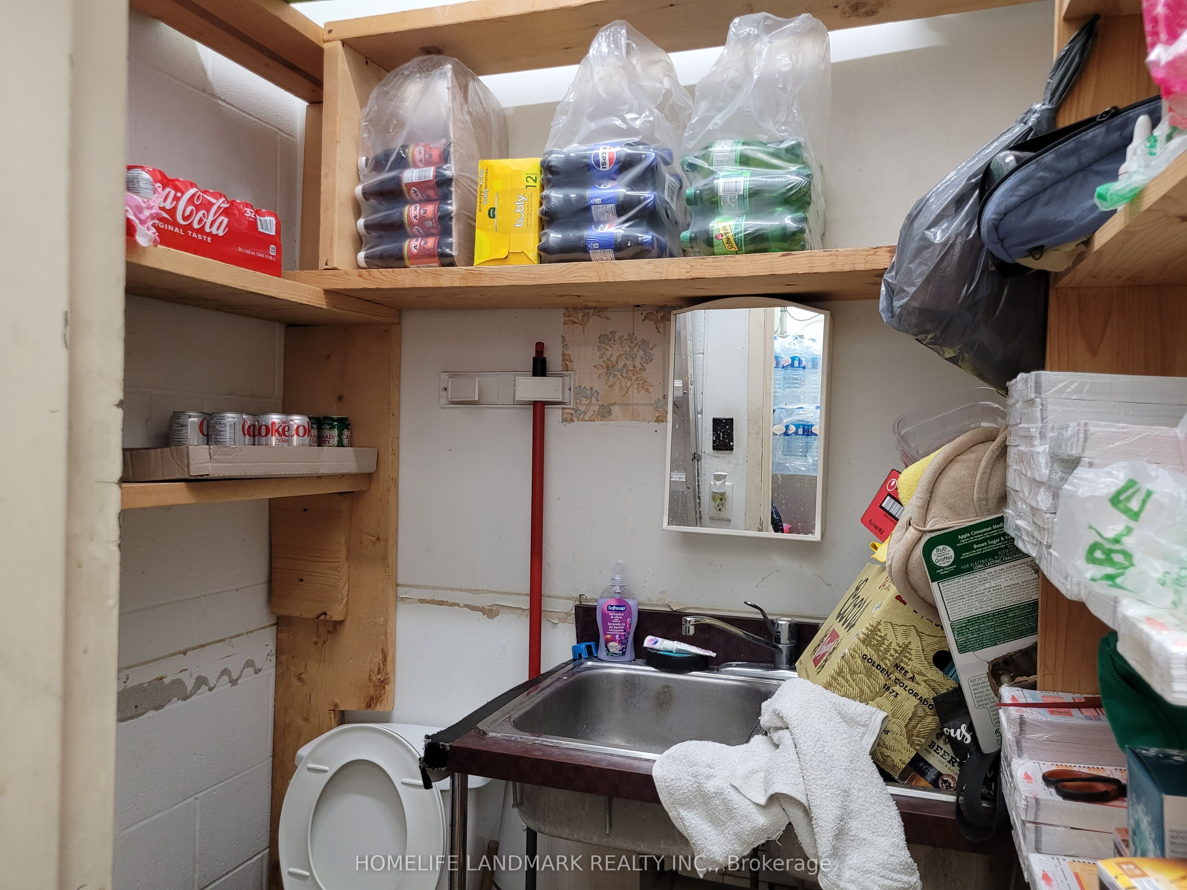 #d9b - 1000 Gerrard Street Property Photo 8