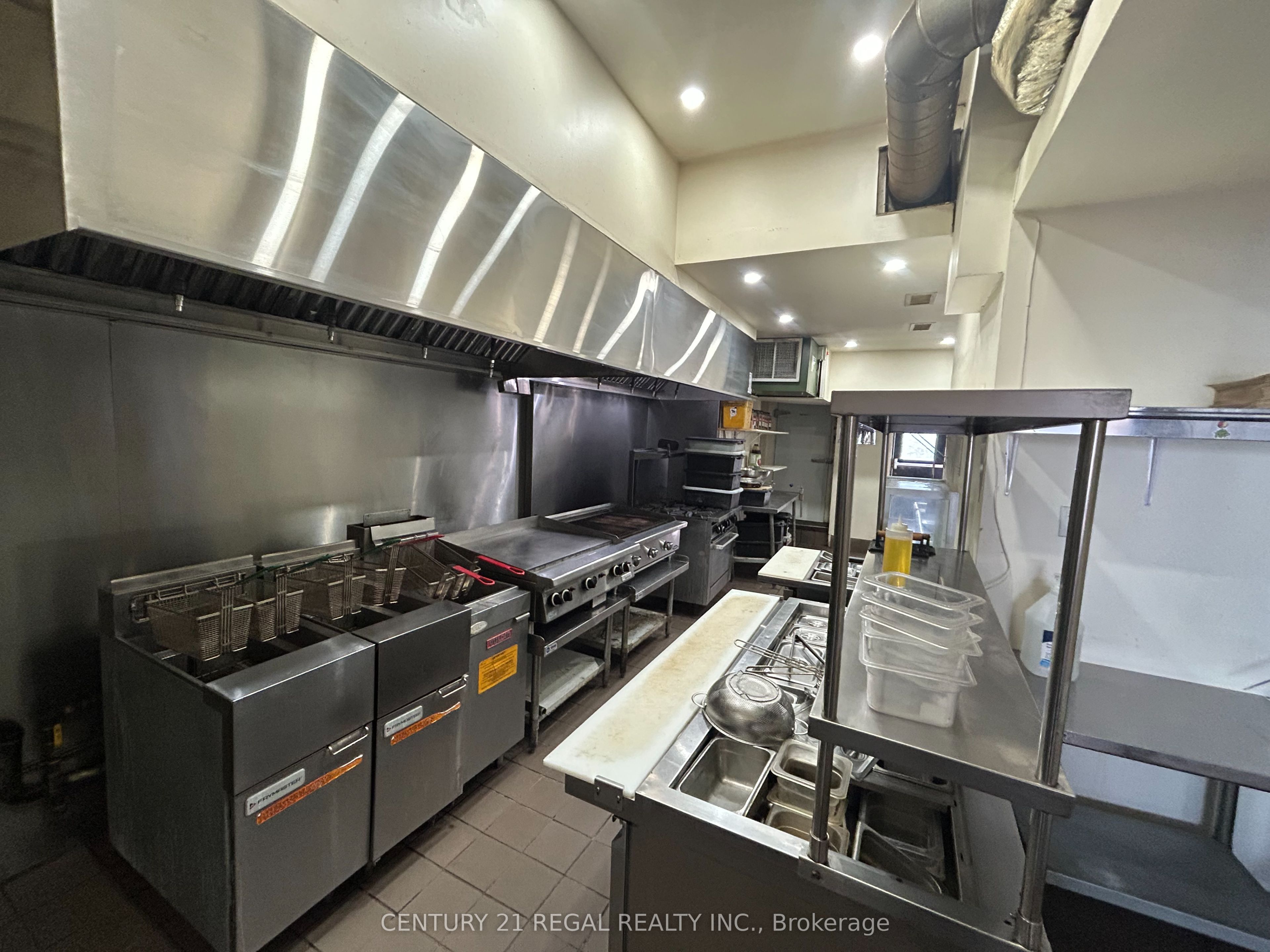 689 Queen Street Property Photo 2