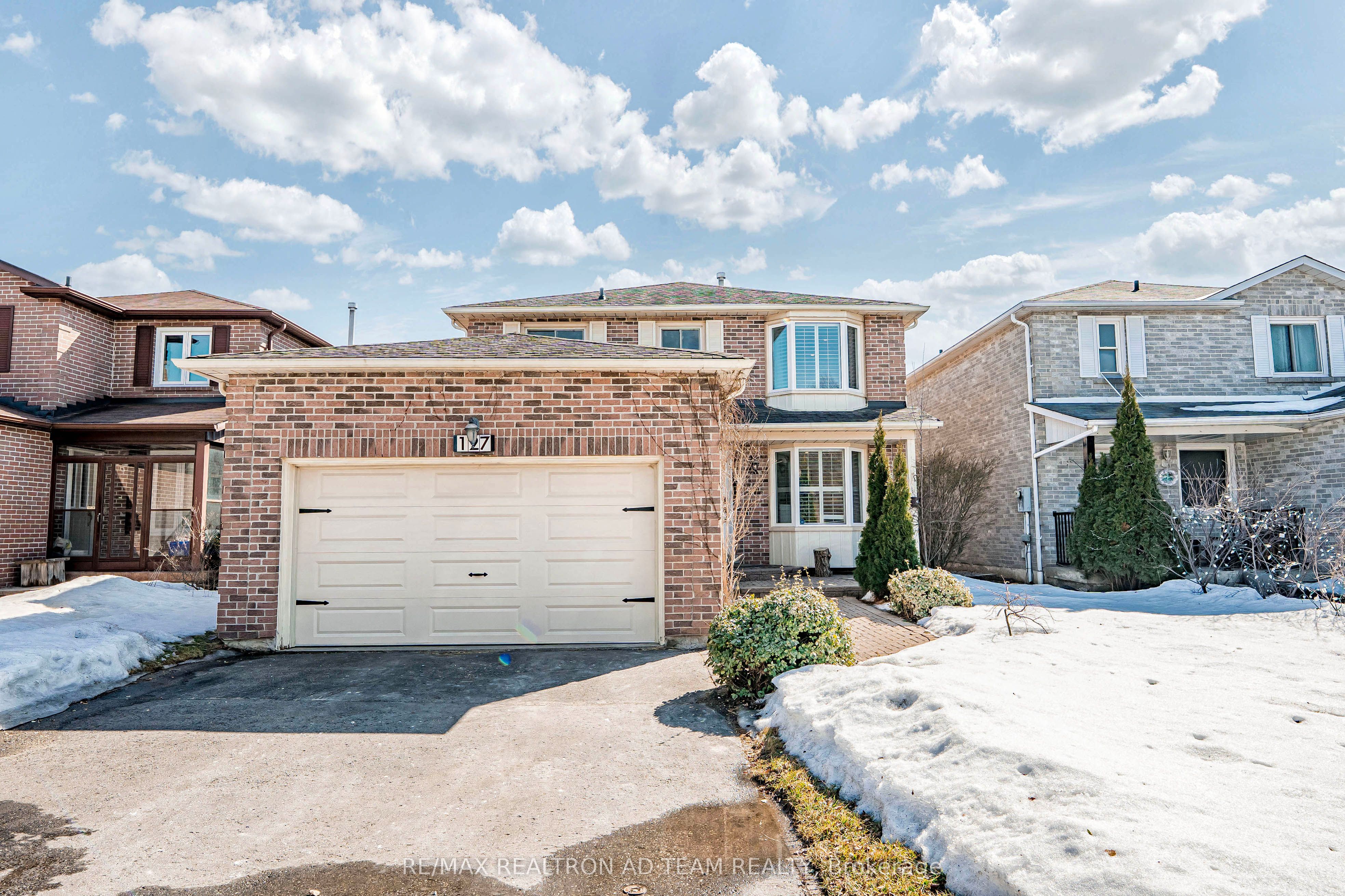 127 Large Crescent Property Photo