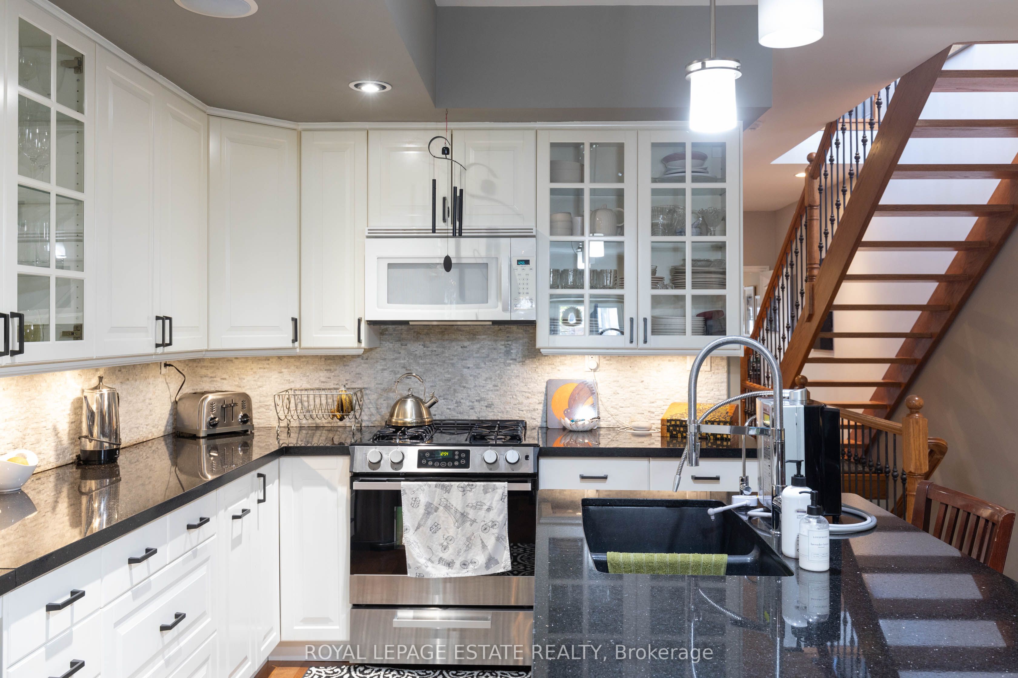 2184 Queen Street Property Photo 5