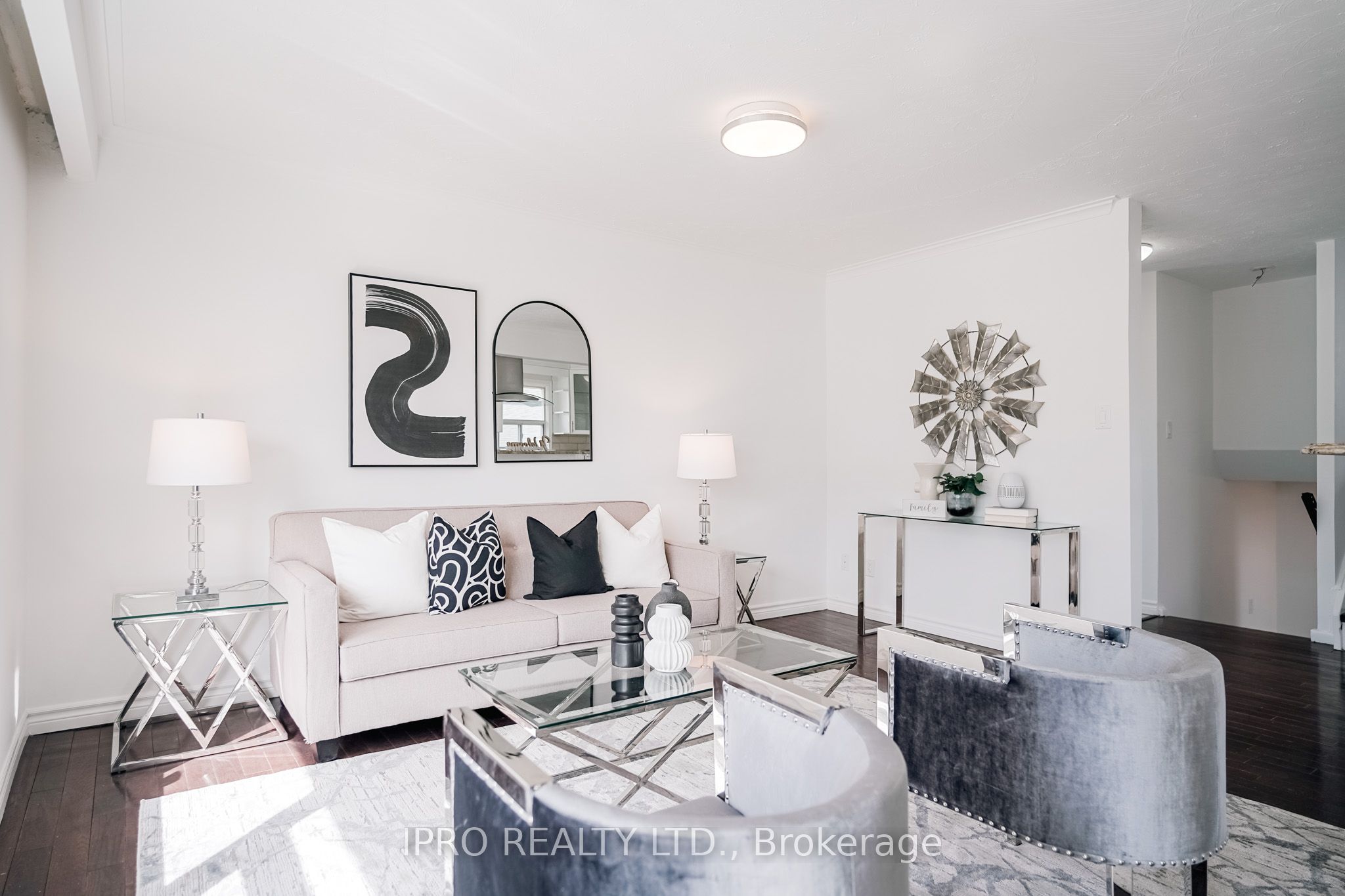 77 Milford Haven Drive E Property Photo 8