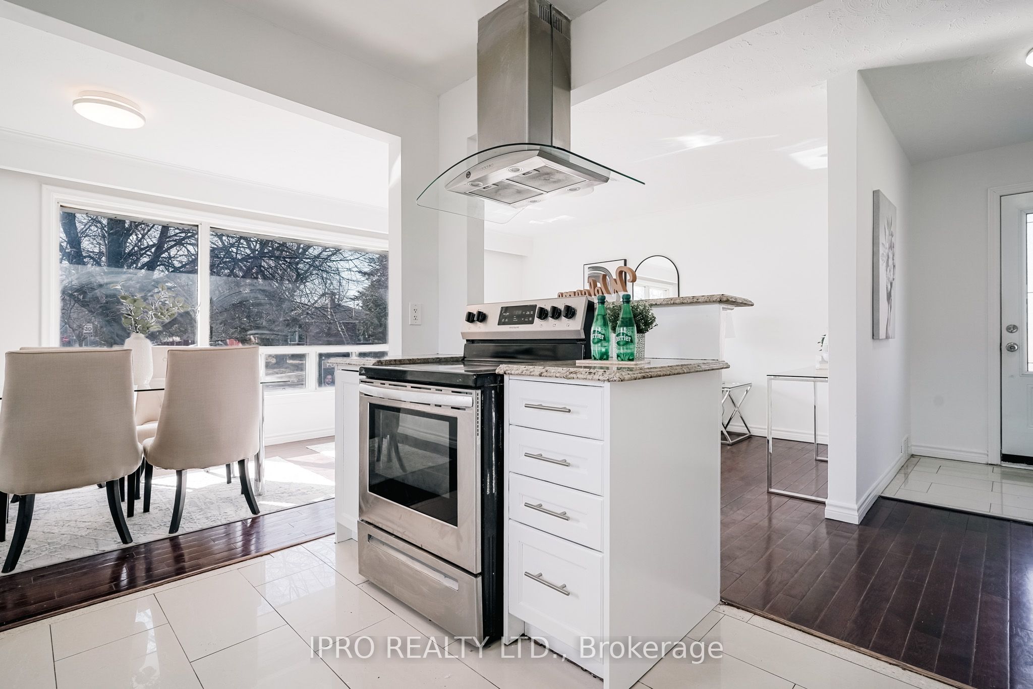 77 Milford Haven Drive E Property Photo 15