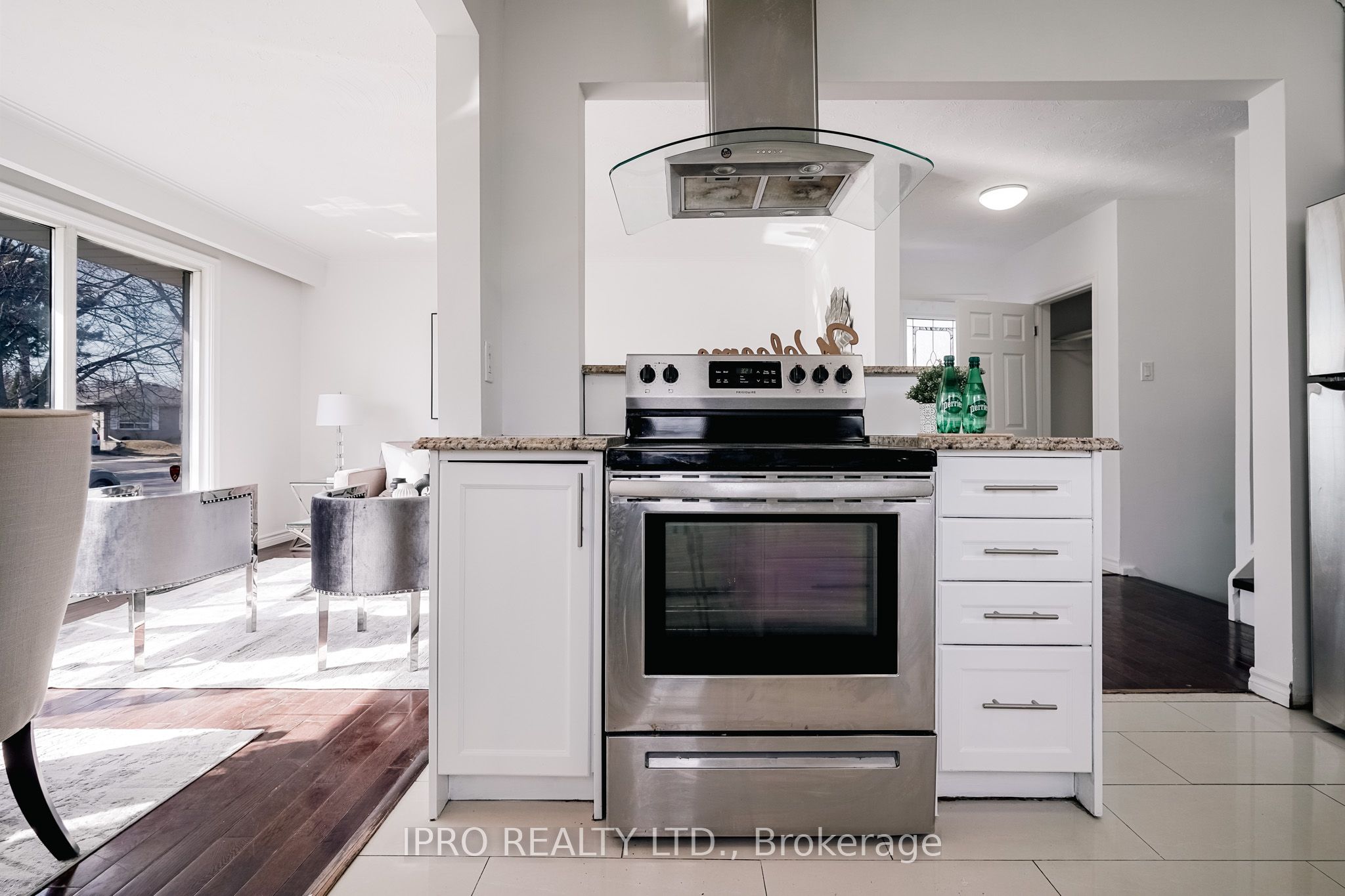 77 Milford Haven Drive E Property Photo 21
