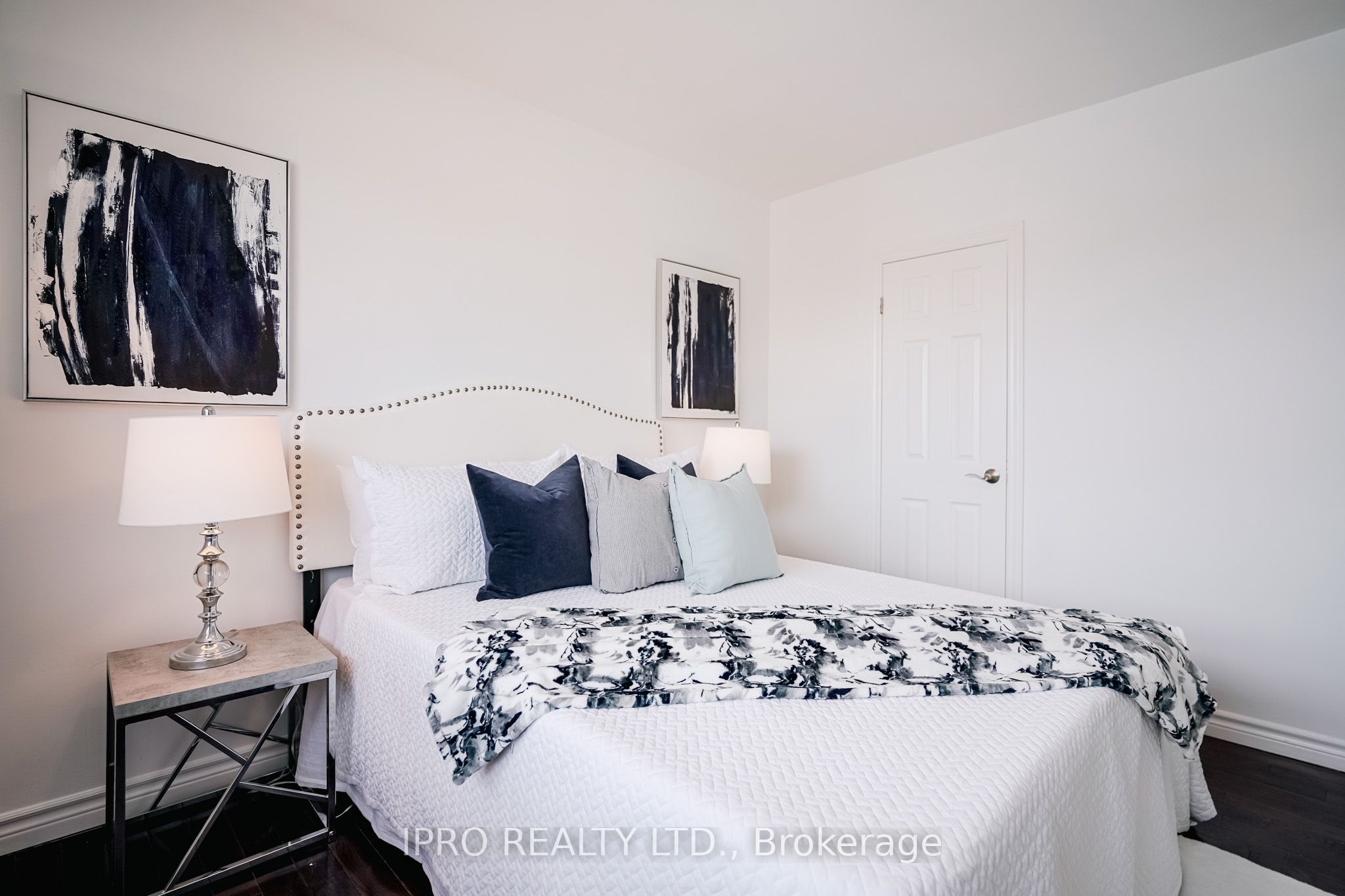 77 Milford Haven Drive E Property Photo 24