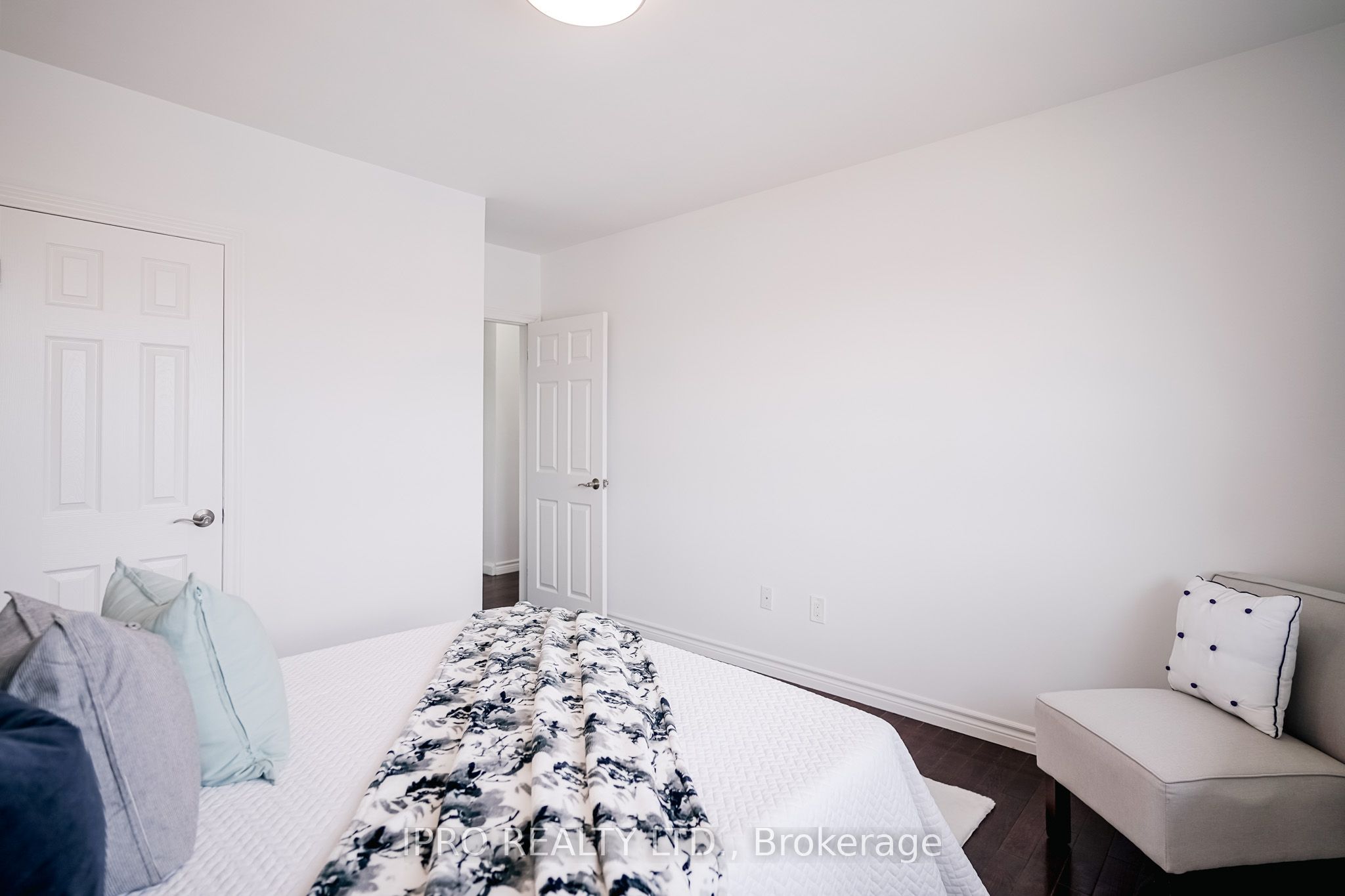 77 Milford Haven Drive E Property Photo 25