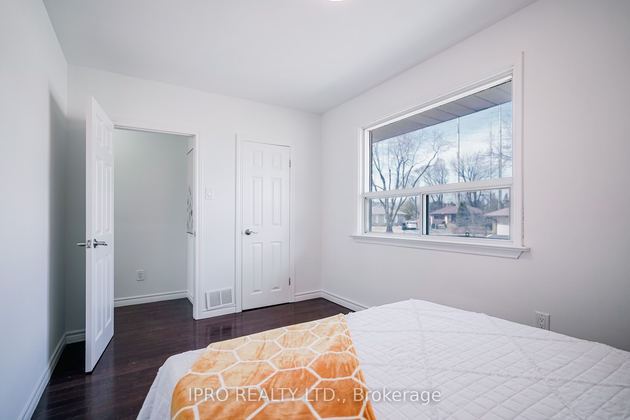 77 Milford Haven Drive E Property Photo 27