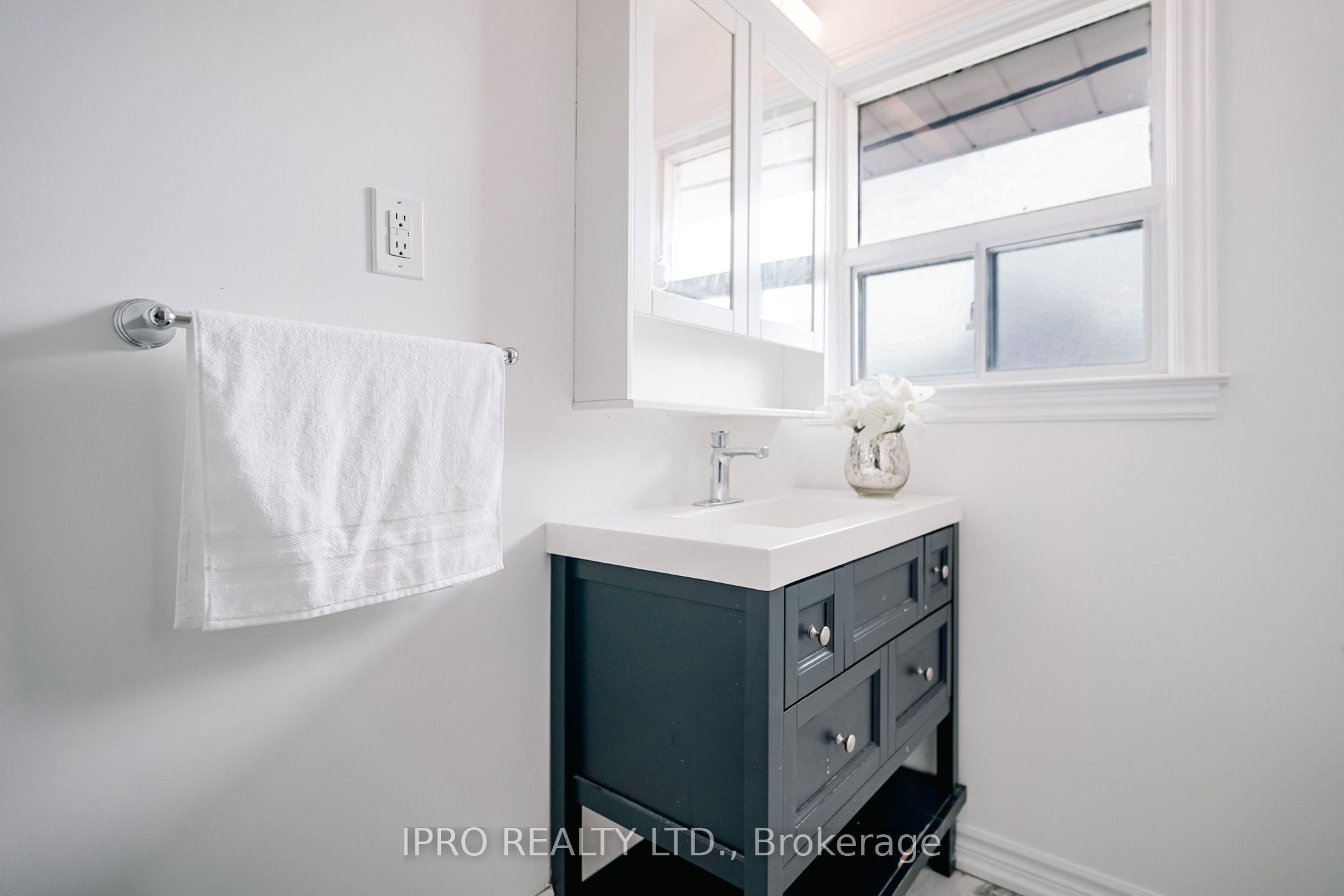 77 Milford Haven Drive E Property Photo 29