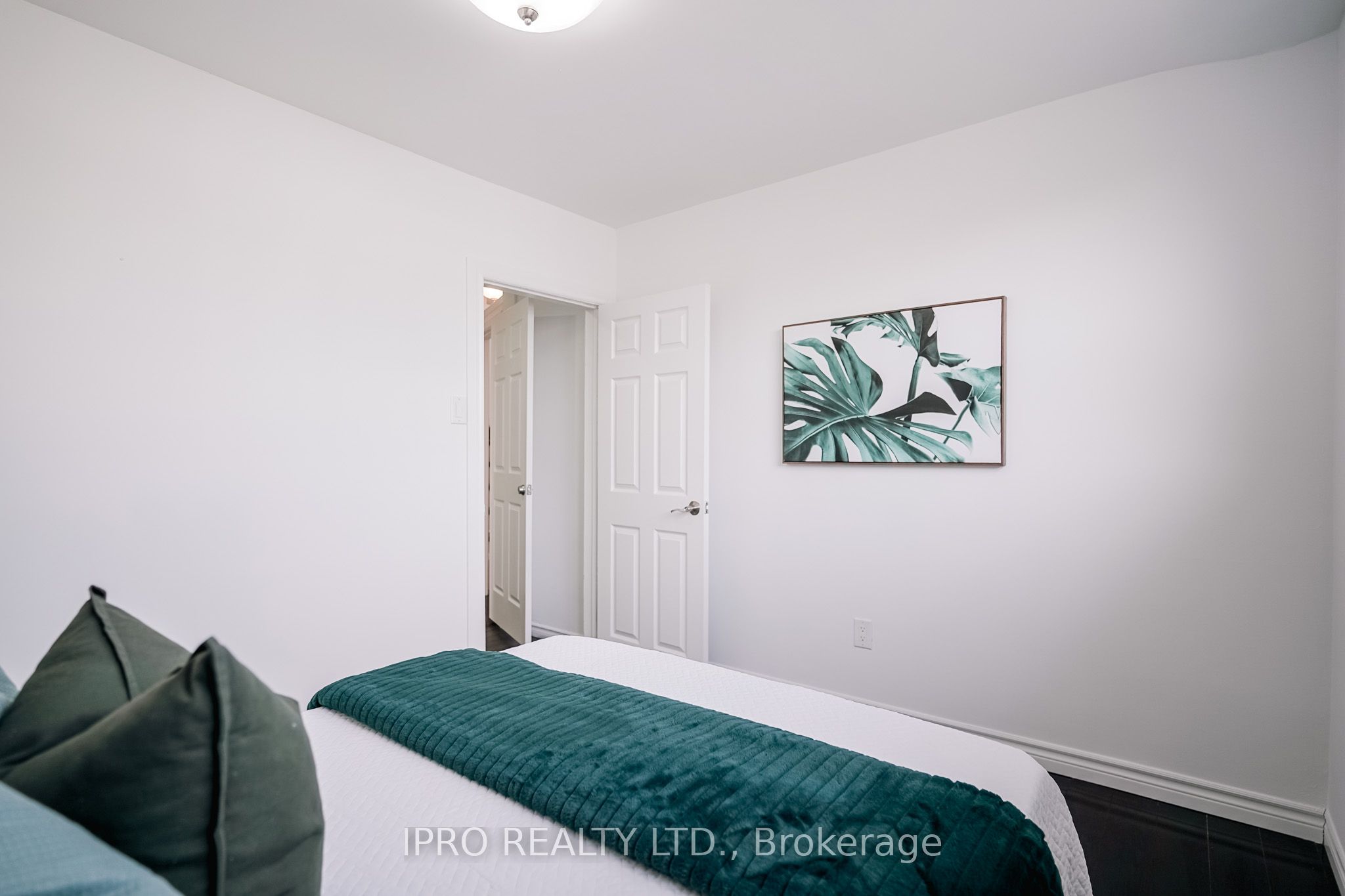 77 Milford Haven Drive E Property Photo 37