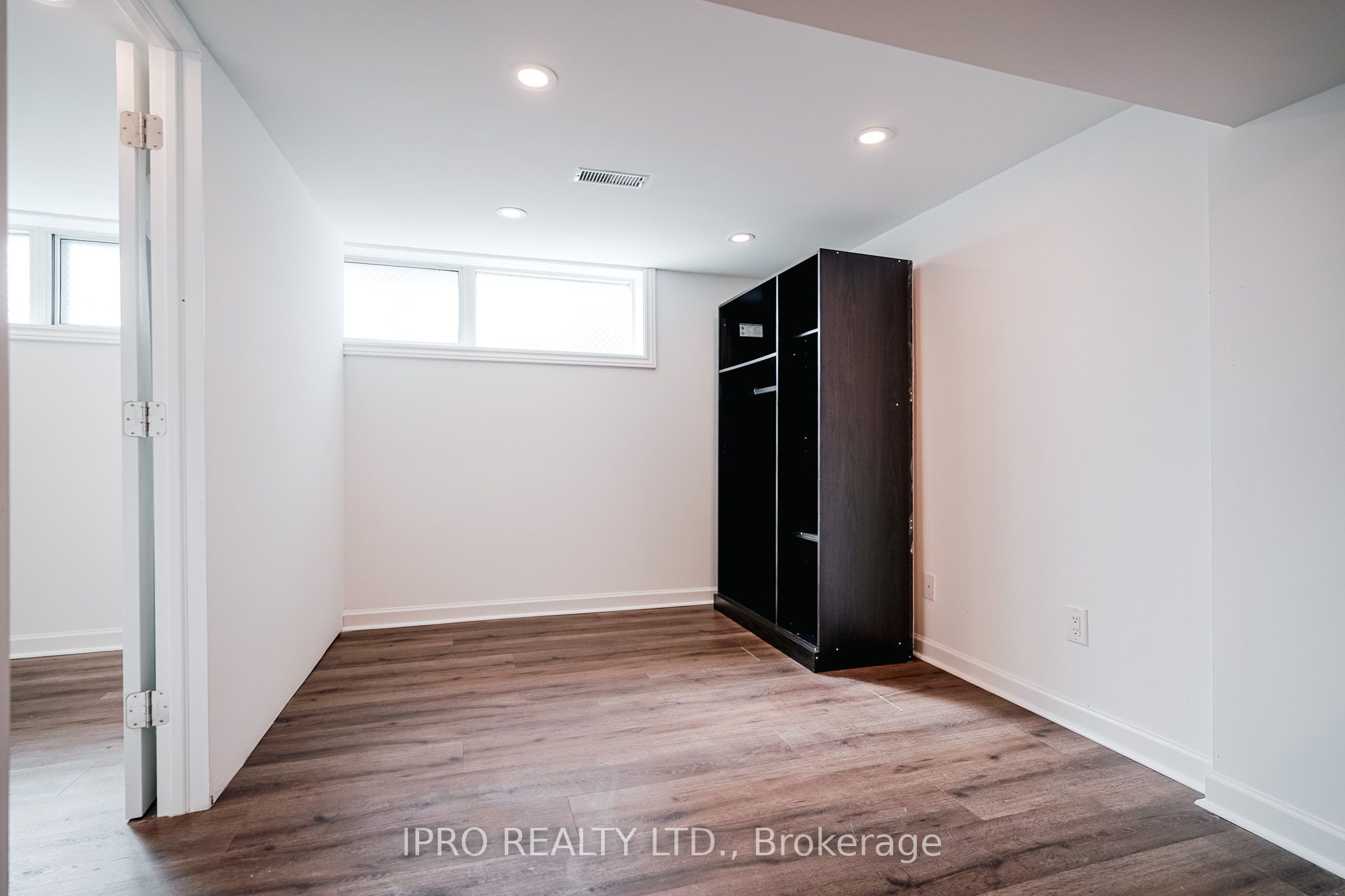 77 Milford Haven Drive E Property Photo 42