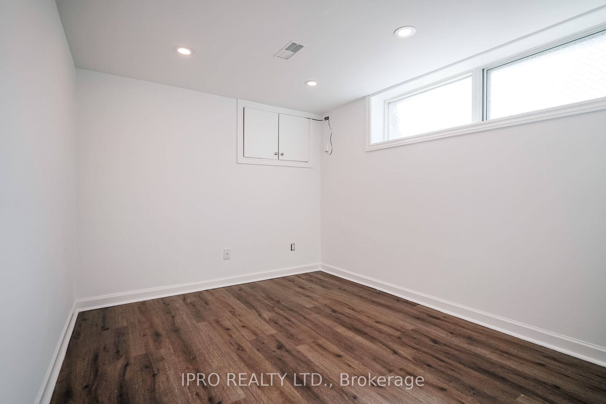 77 Milford Haven Drive E Property Photo 43
