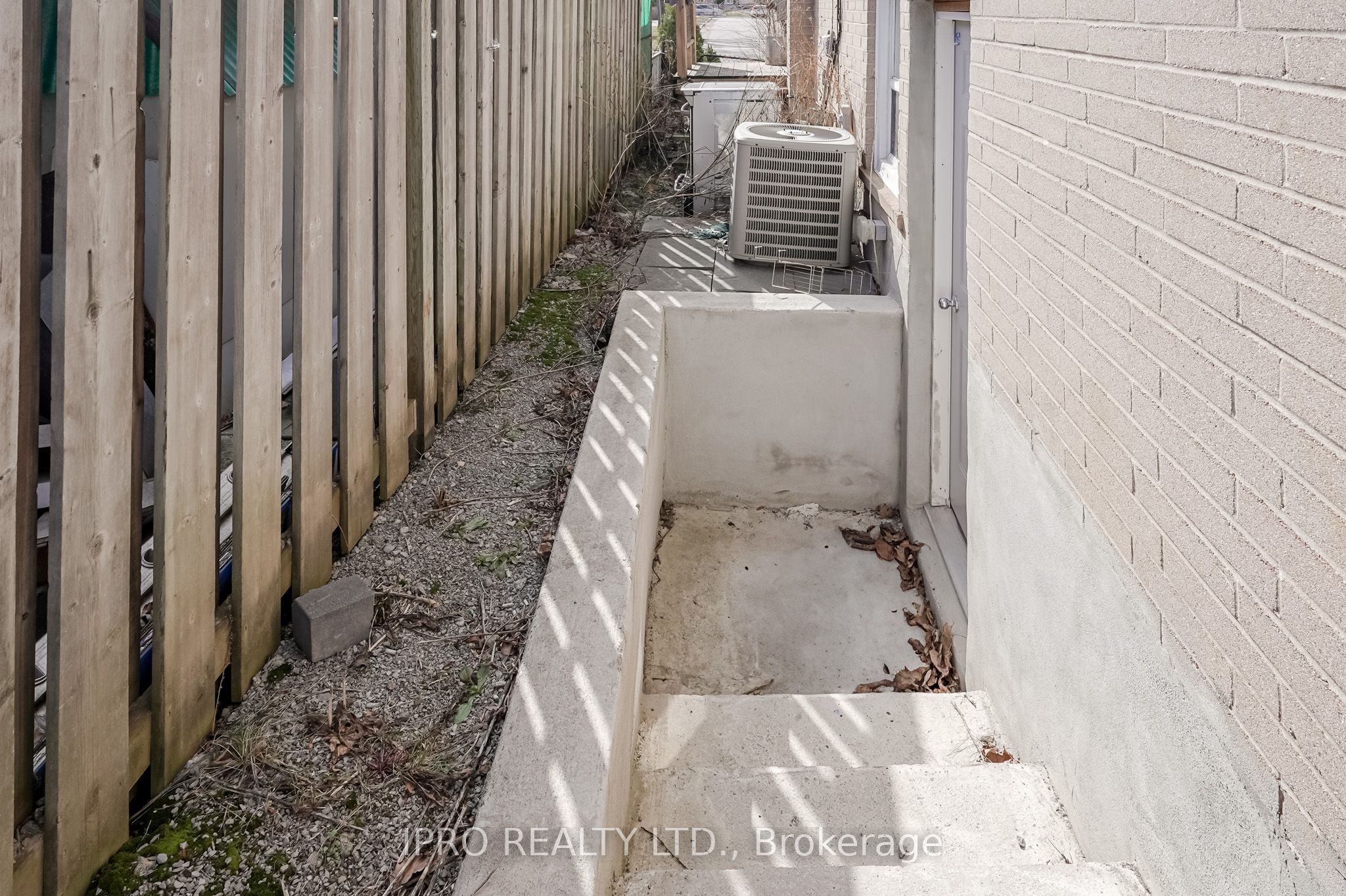 77 Milford Haven Drive E Property Photo 45