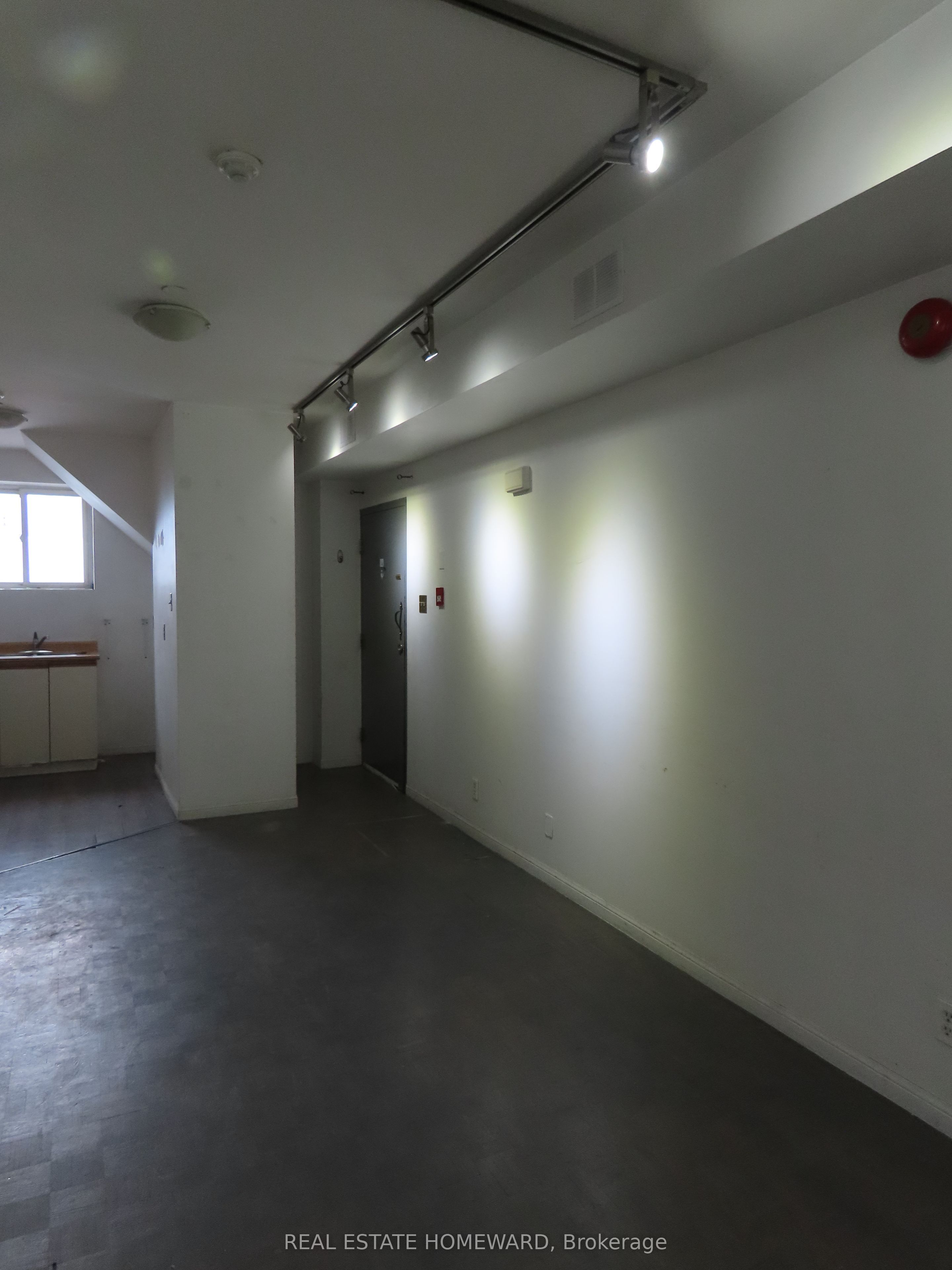 996 Queen Street E 4 Property Photo 3