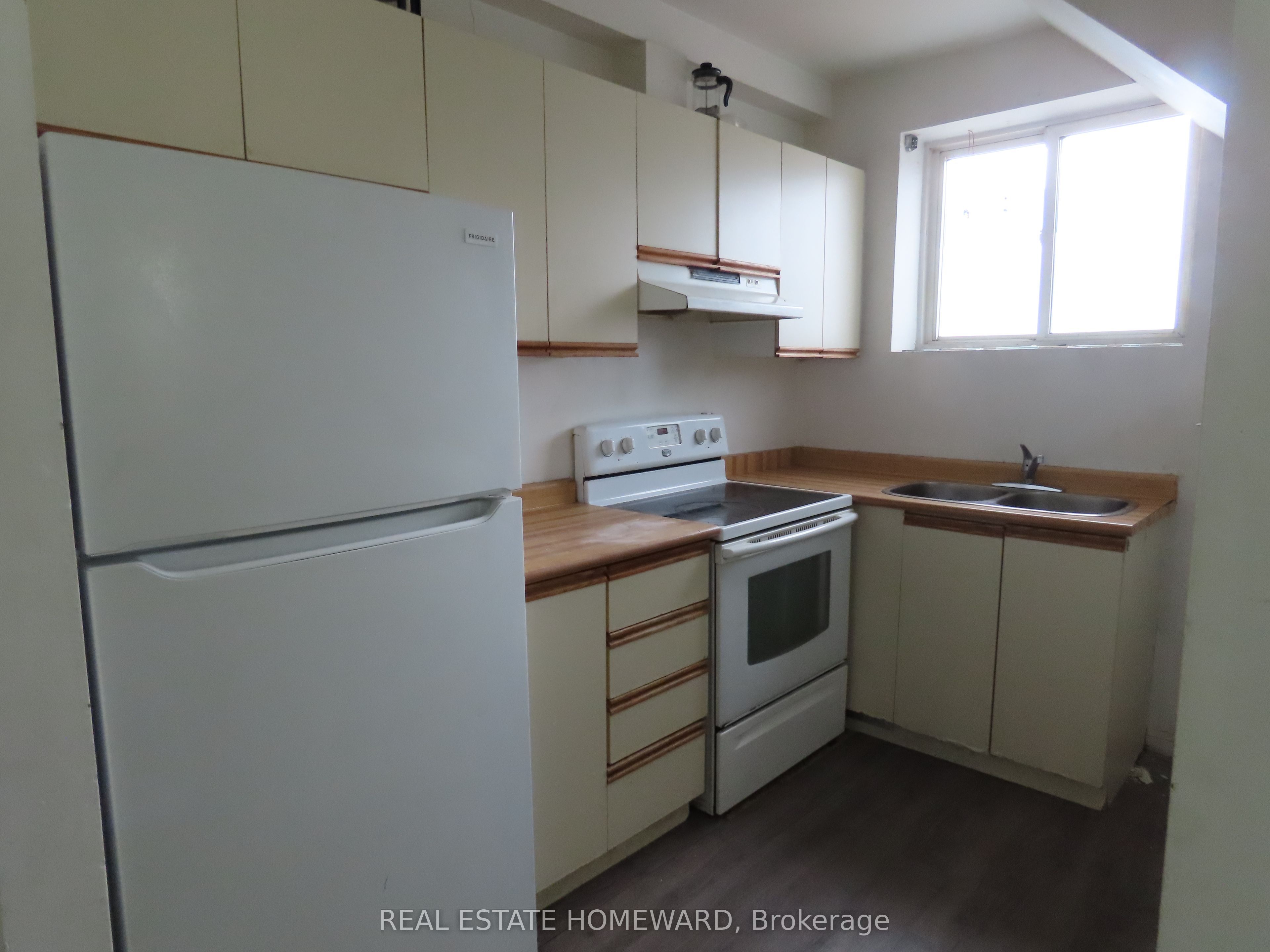 996 Queen Street E 4 Property Photo 6
